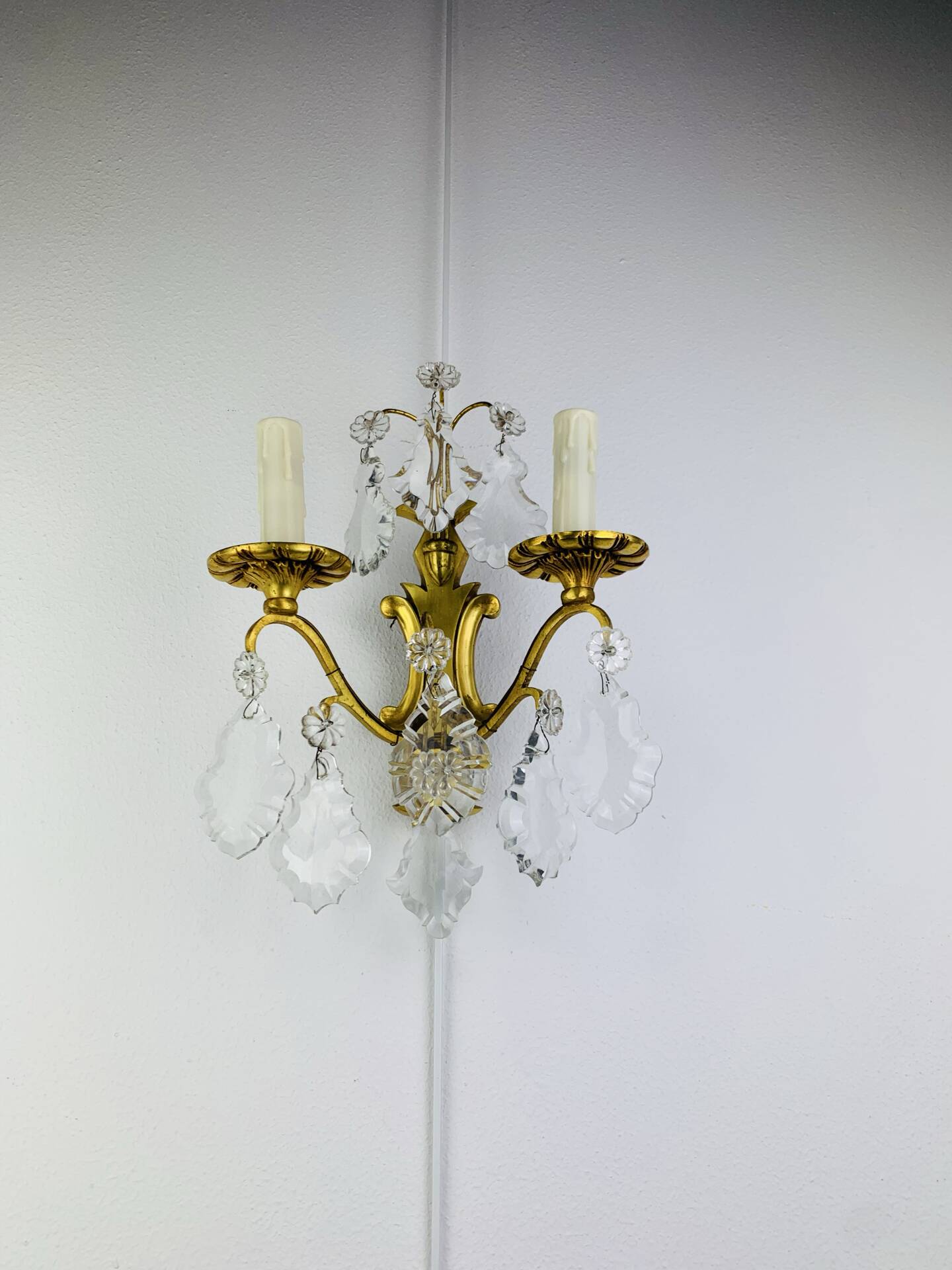 Bronze wall light with rococo style Louis XV pendants.