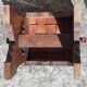 Paire de tabourets brutalistes, assise cuir.