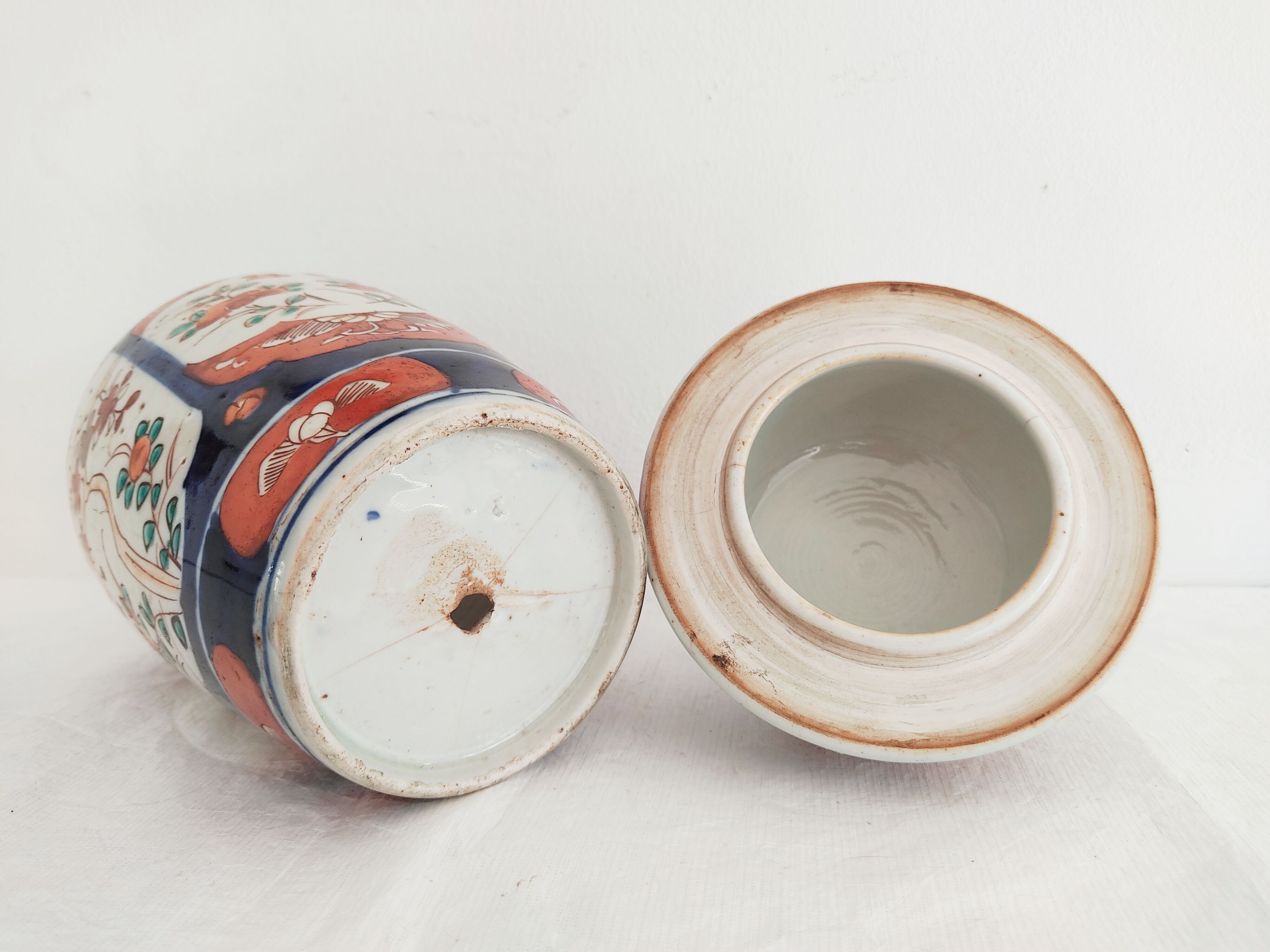 Japanese covered vase imari, late 19th century