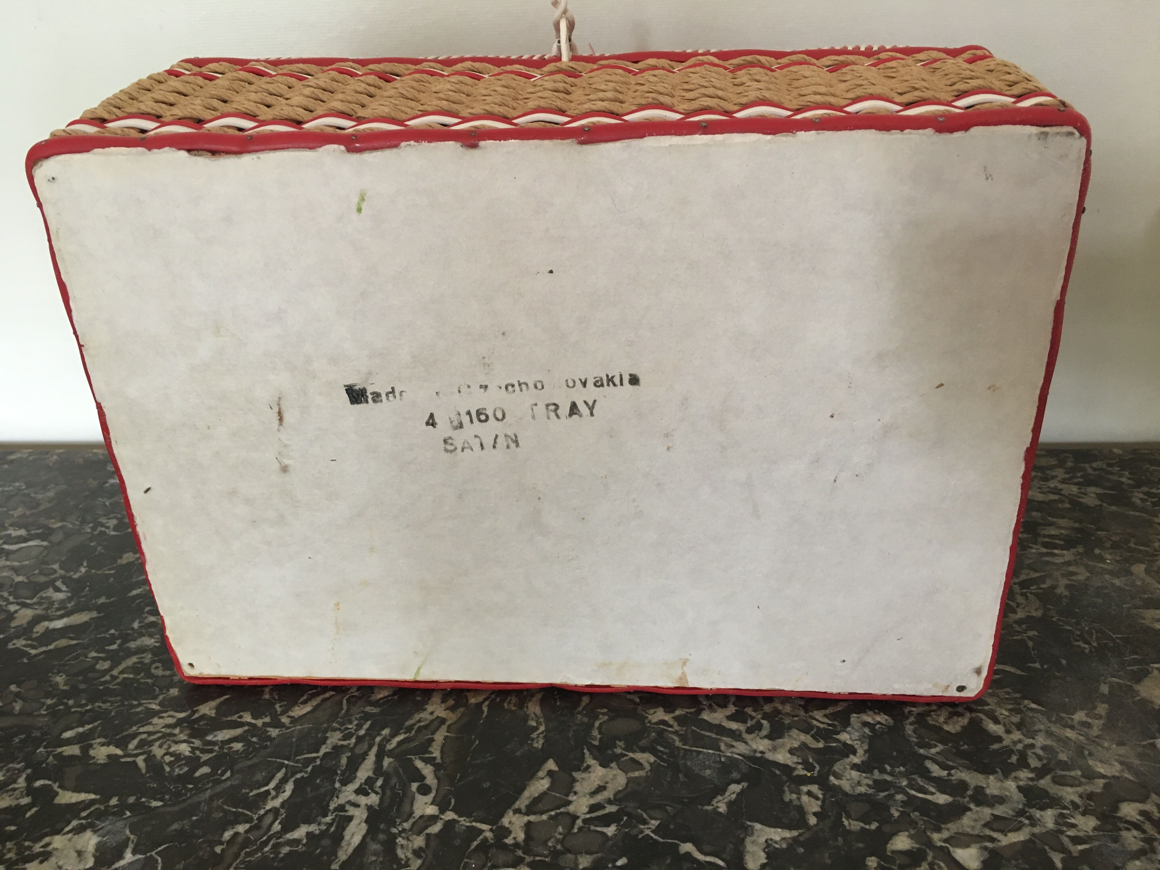 Scoubidou sewing box