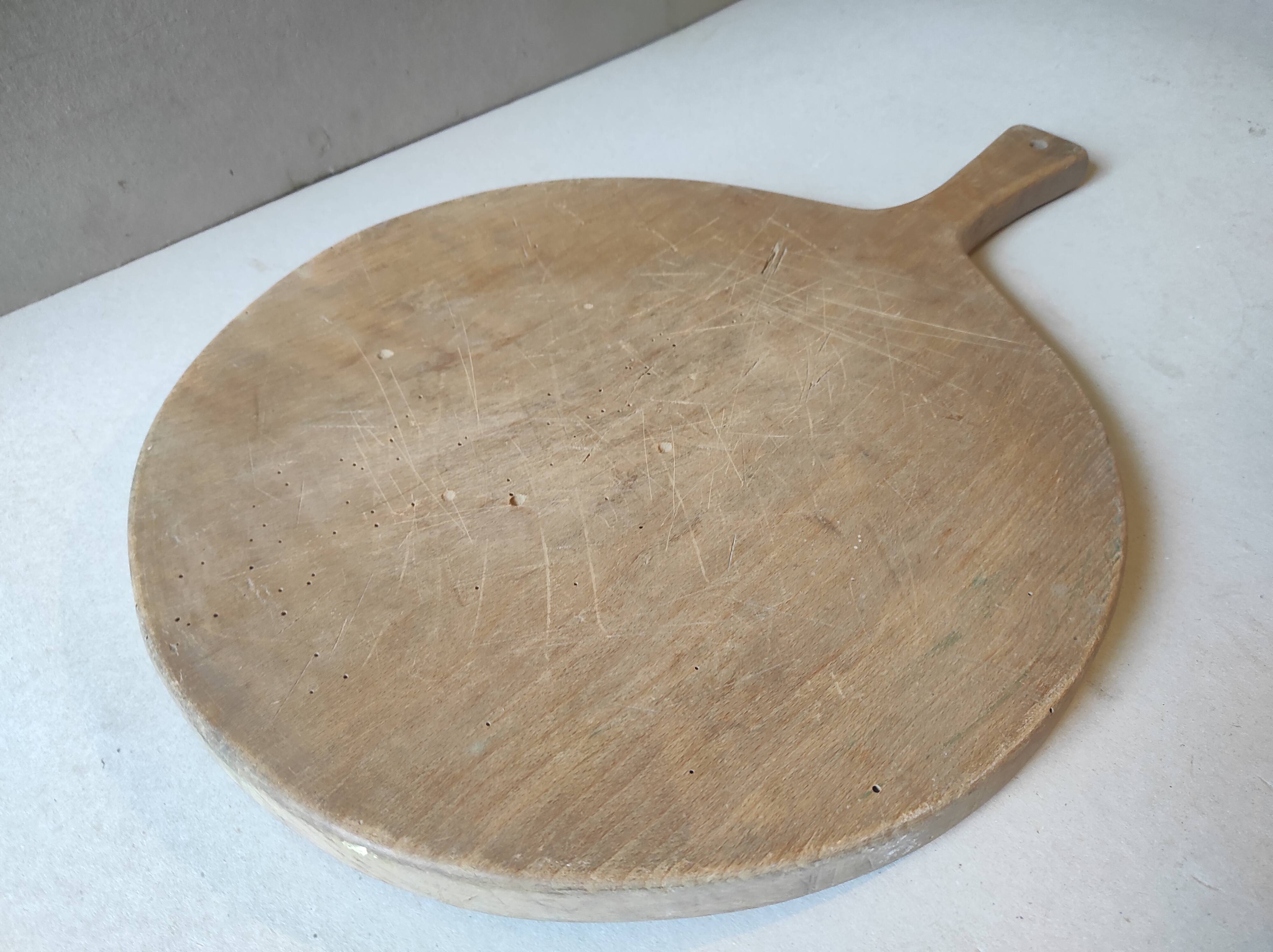 Old round pizza cutting board