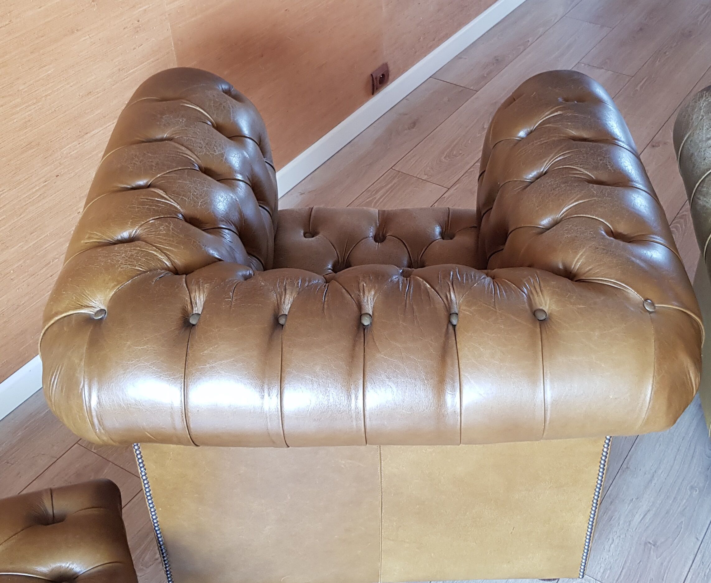 Fauteuil et repose-pied chesterfield en cuir vert