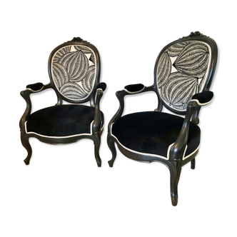 Old armchairs completely restored in a traditional way