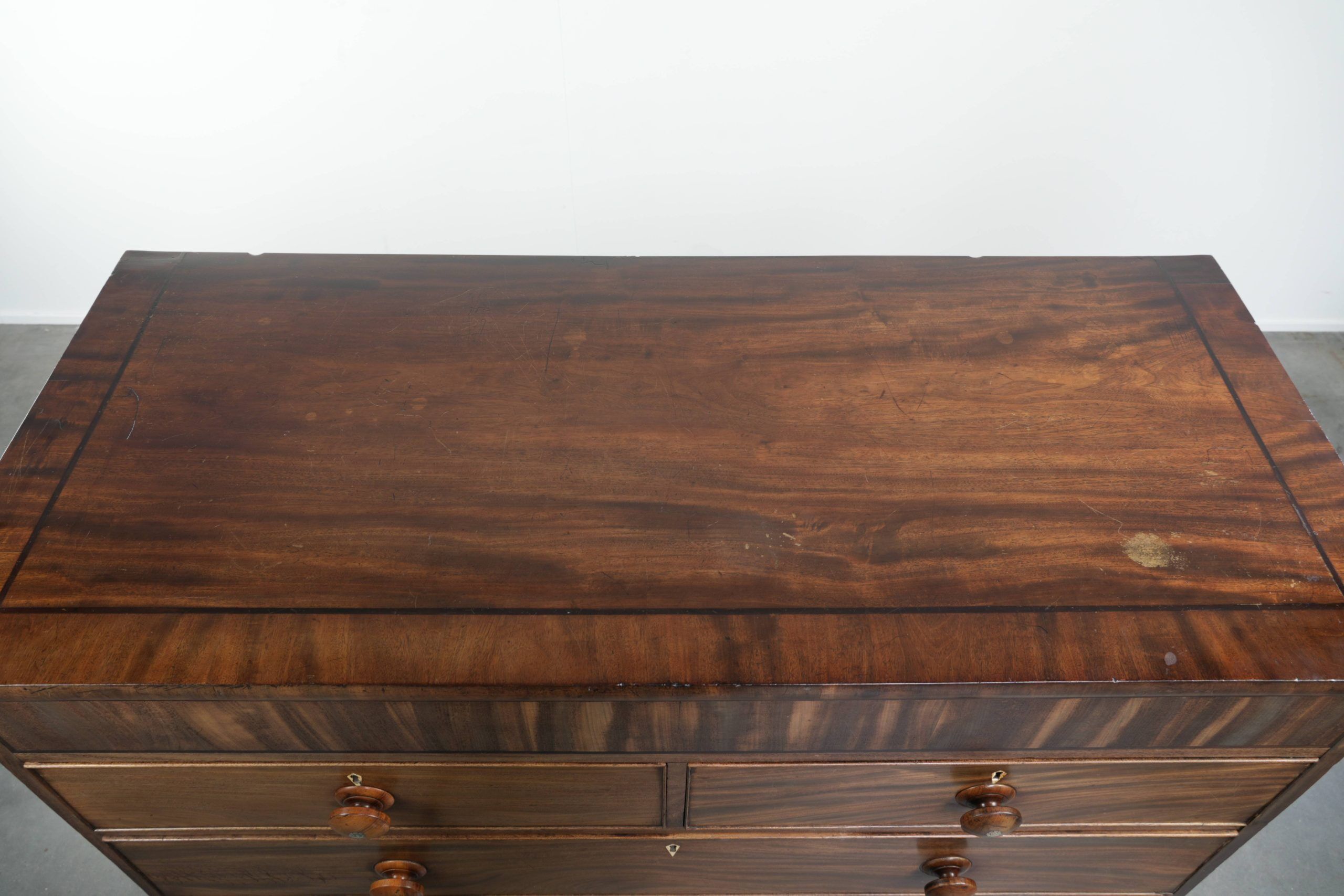 Large antique English chest of drawers/commode from the early 19th century