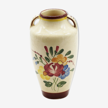 Vase en céramique avec des fleurs