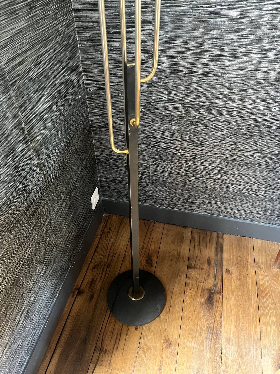 Lampadaire en métal noir et doré 1960