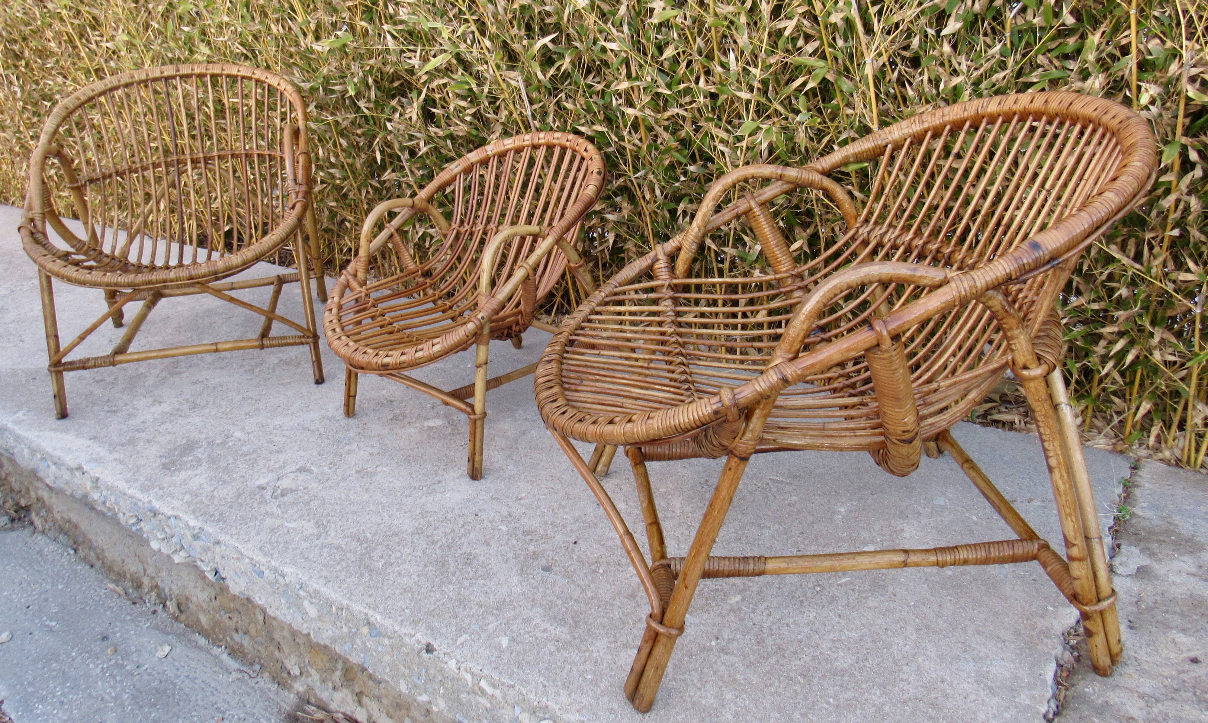 Set de trois fauteuils en rotin.