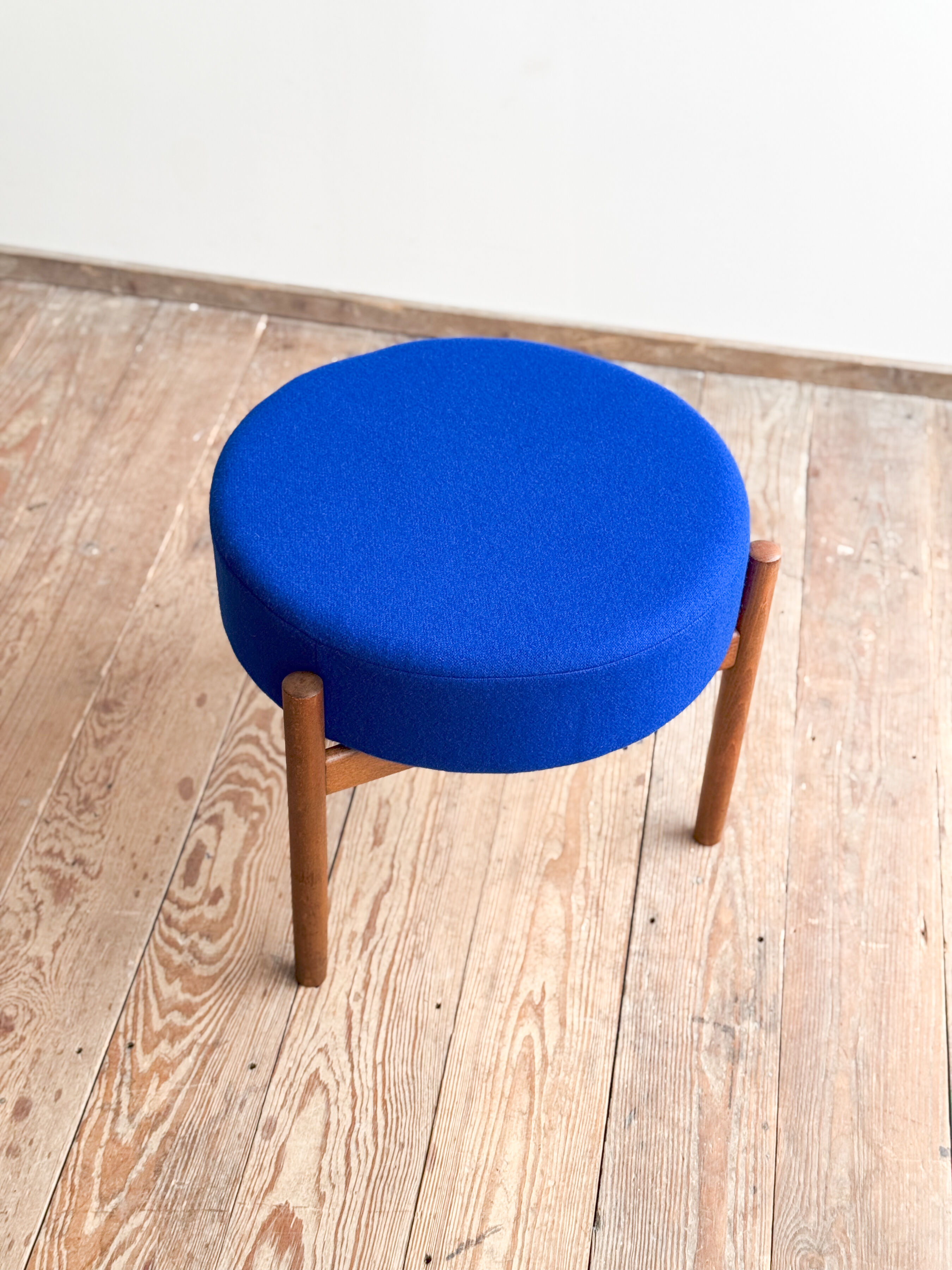 Tabouret Mid-Century en bois avec tissu Kvadrat bleu royal, design danois