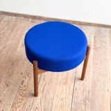 Tabouret Mid-Century en bois avec tissu Kvadrat bleu royal, design danois