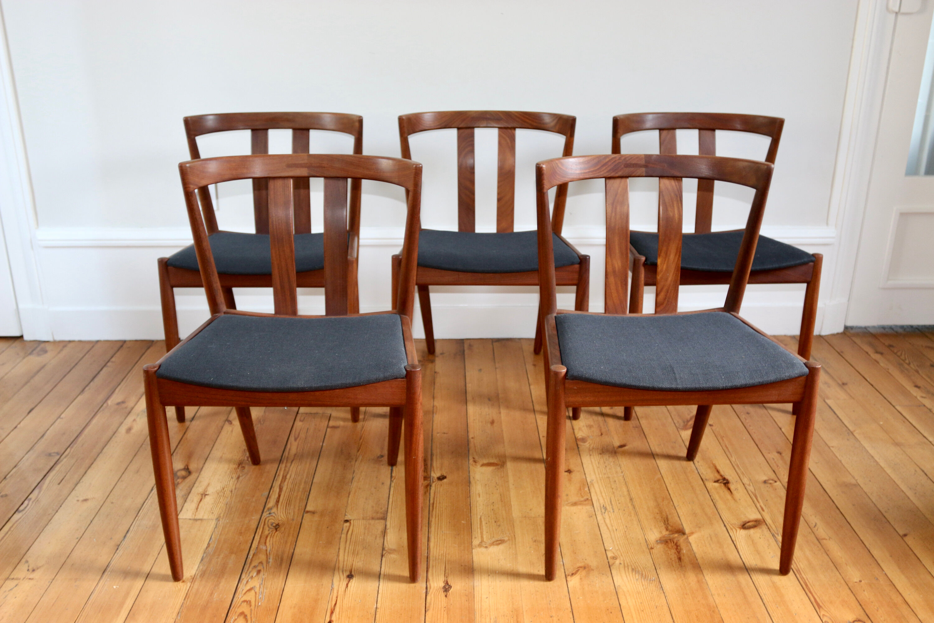 Serie de 5 chaises scandinaves teck 1960