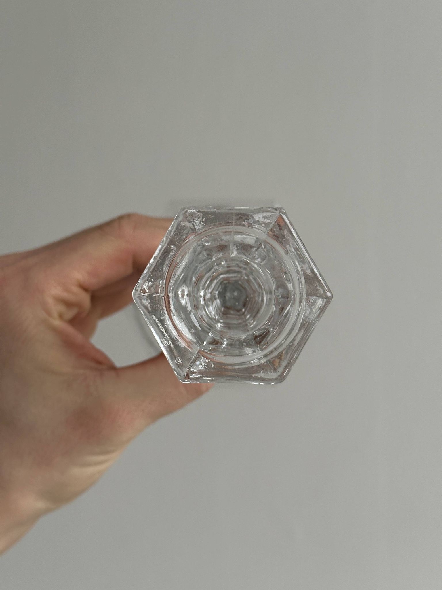 bougeoir en verre taillé transparent