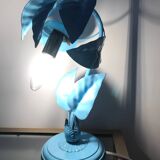 Ancienne lampe en forme plante en métal émaillé bleu