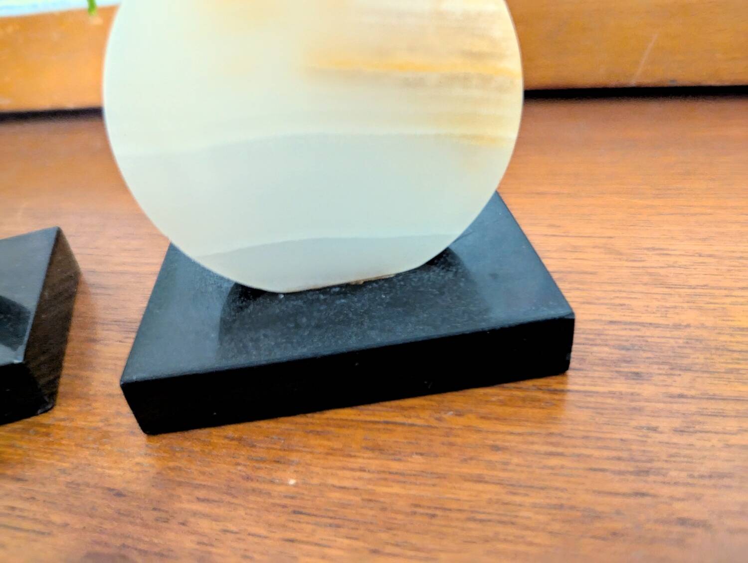 Duo de serre-livres art déco en marbre noir et onyx