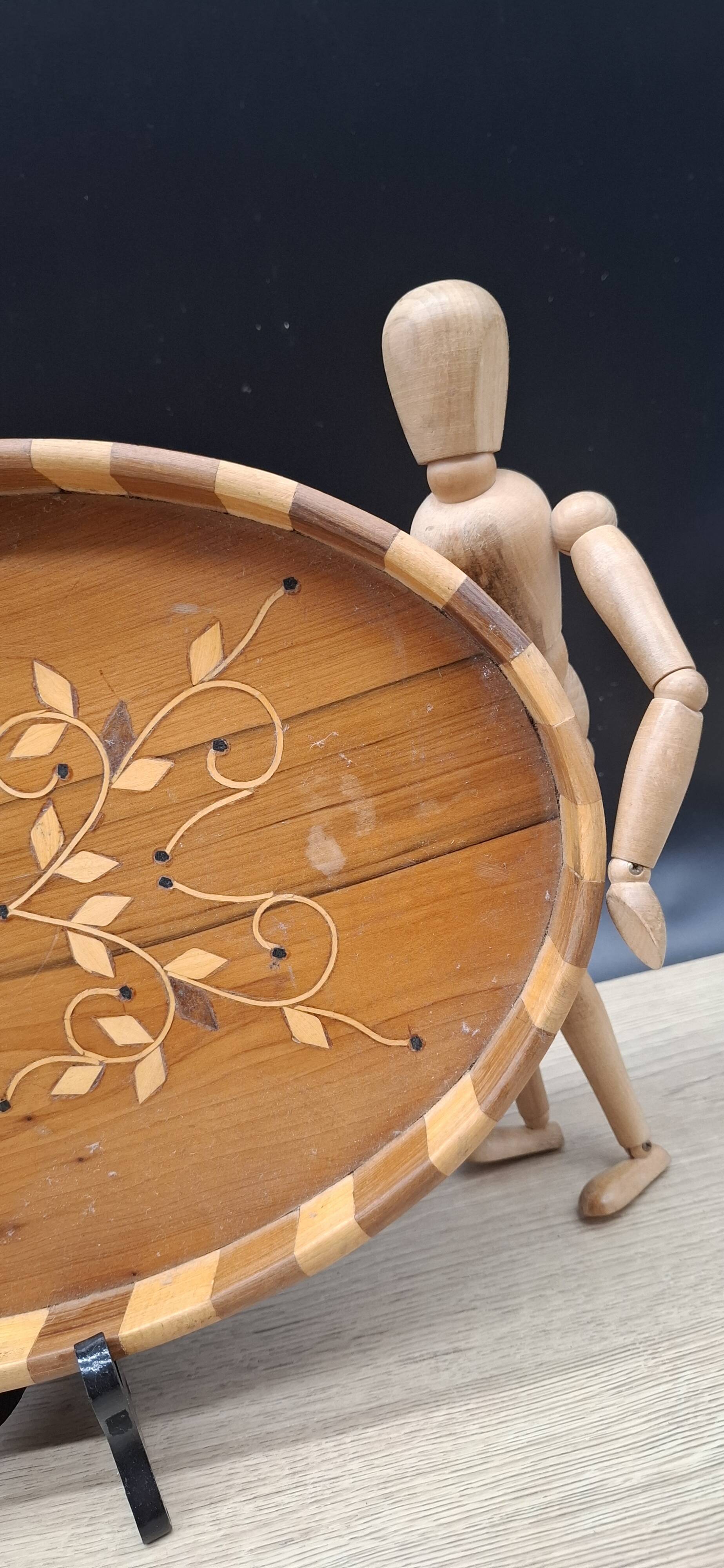 Oval wooden tray with flowers