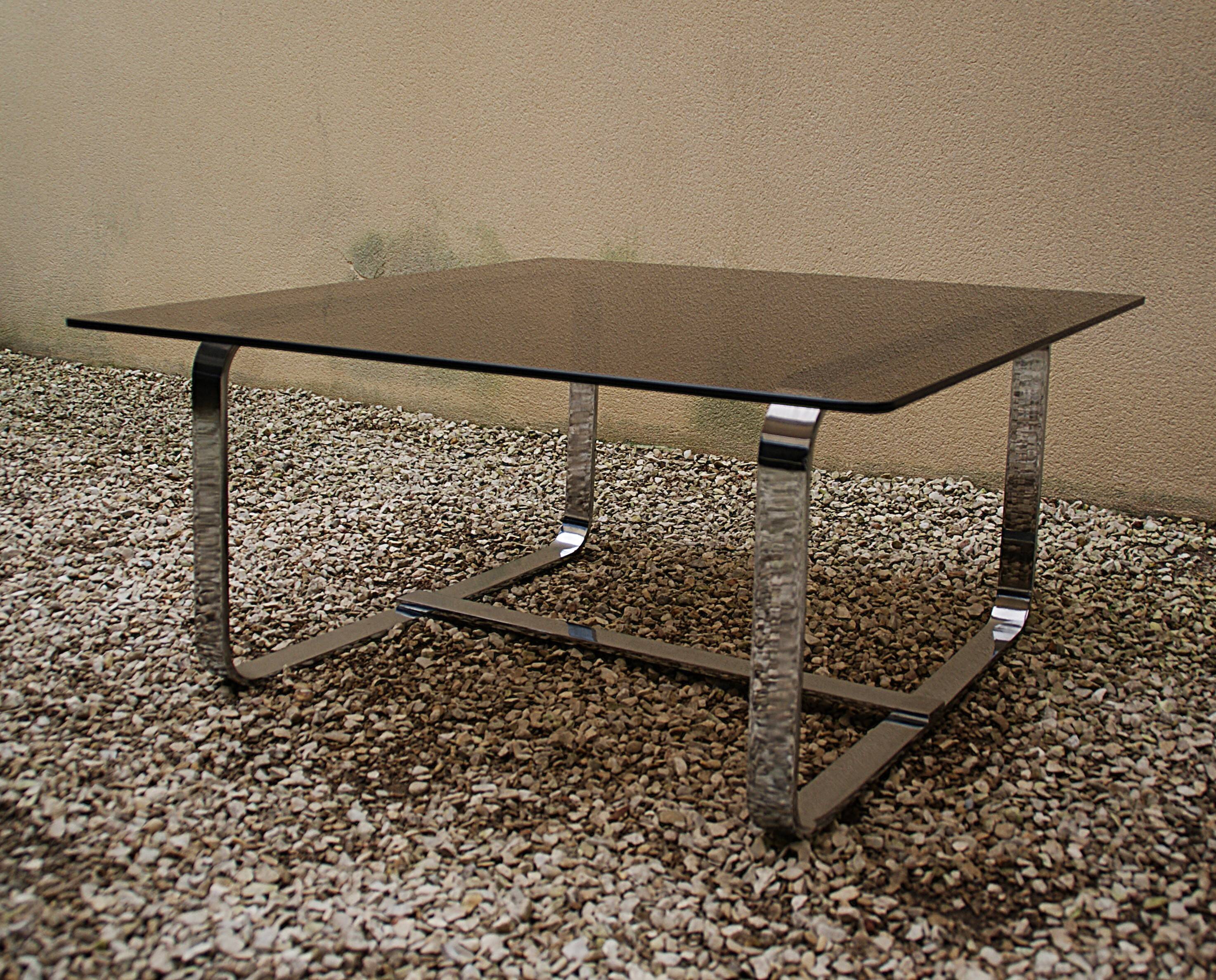 Table basse Roche Bobois 1970 verre fumé piètement en métal chromé.