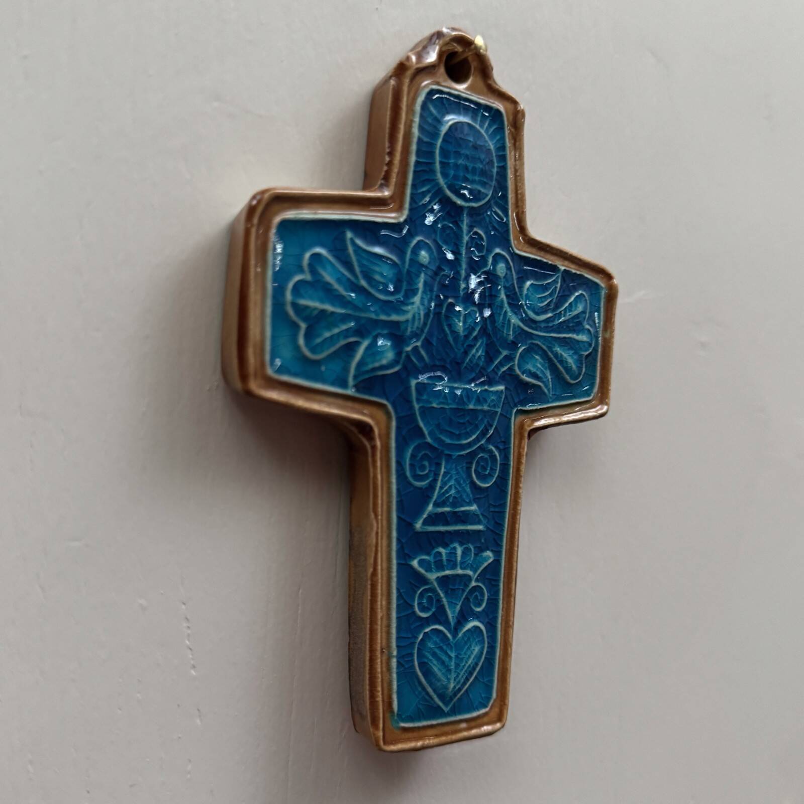 Ceramic cross with a blue background and bird decoration by Taburet Quimper, 20th century.