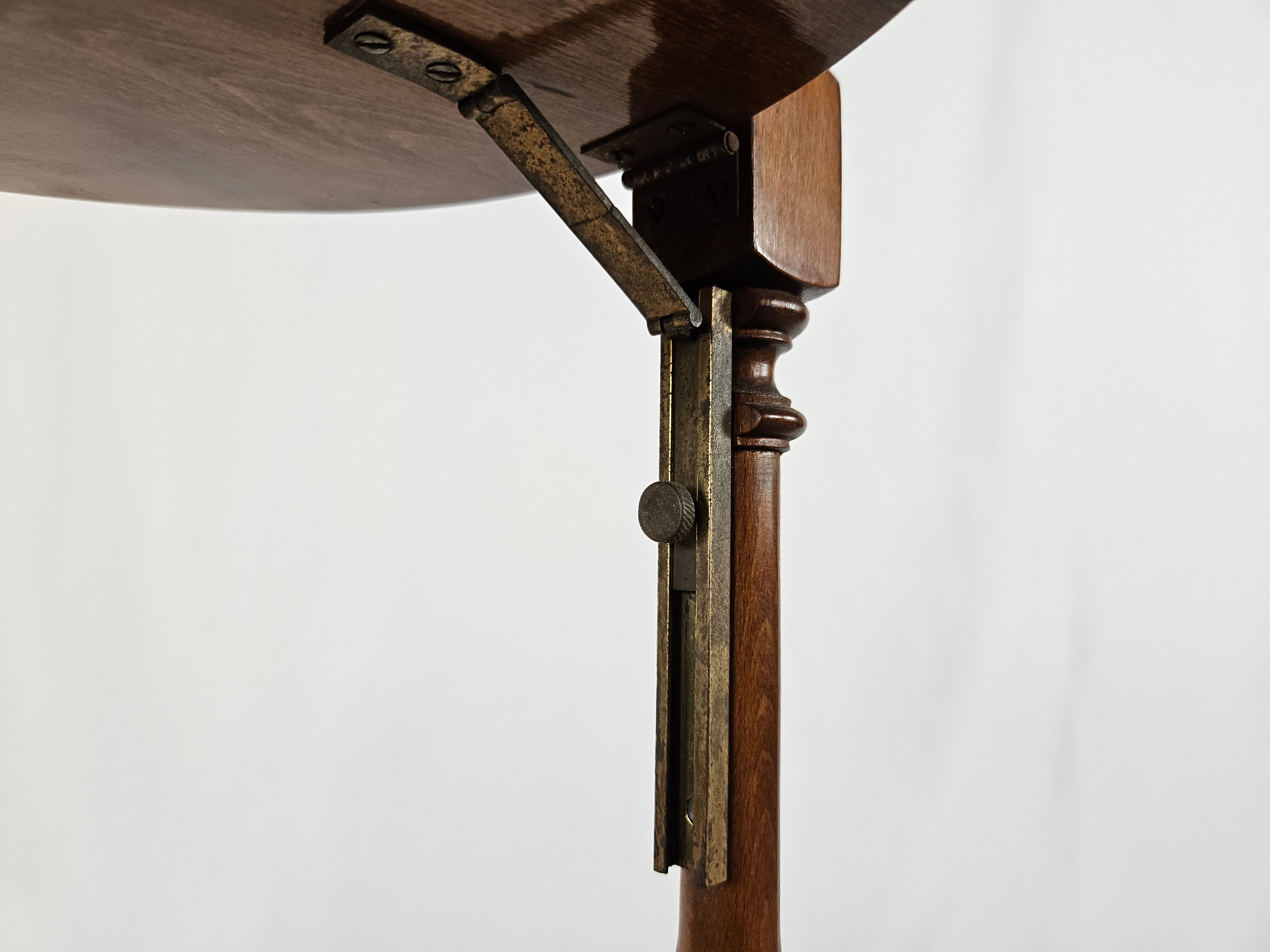 70s coffee table in walnut with closable shelves