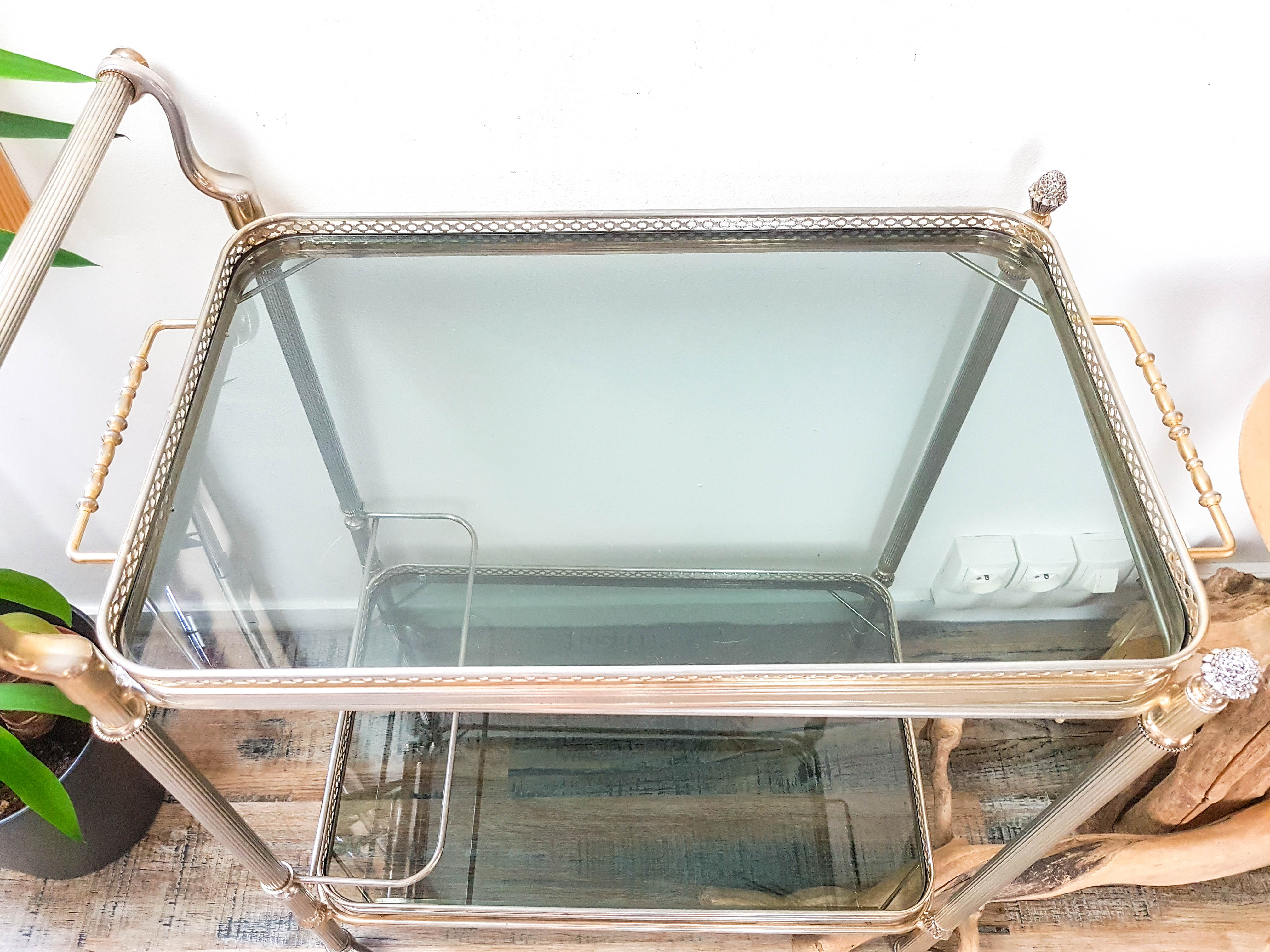 Golden neoclassical dessert