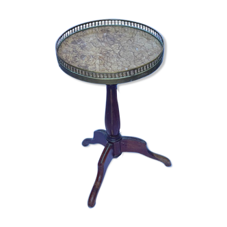 Tripod pedestal table