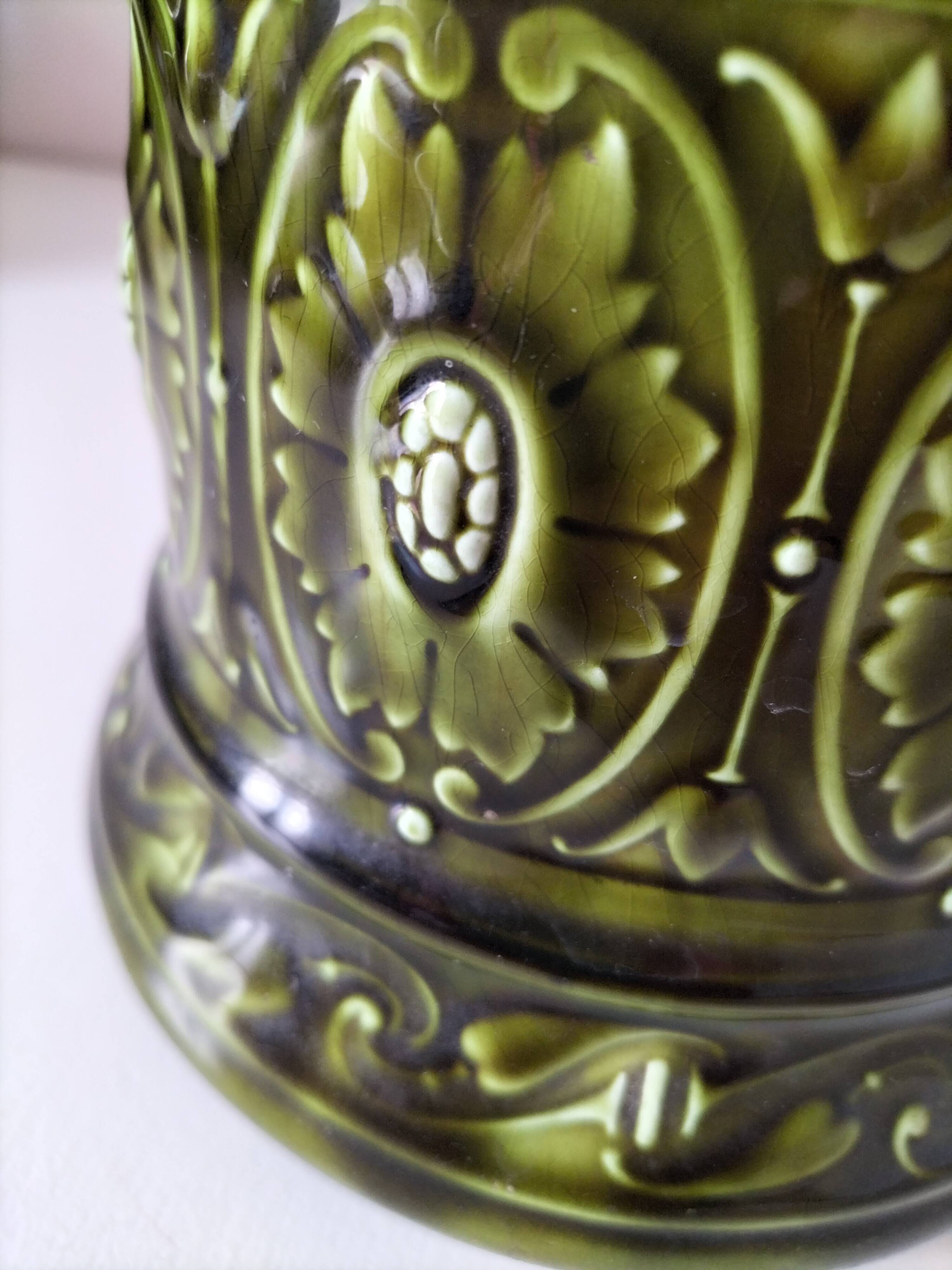 Old Sarreguemines cache-pot in Majolica style with relief decoration.