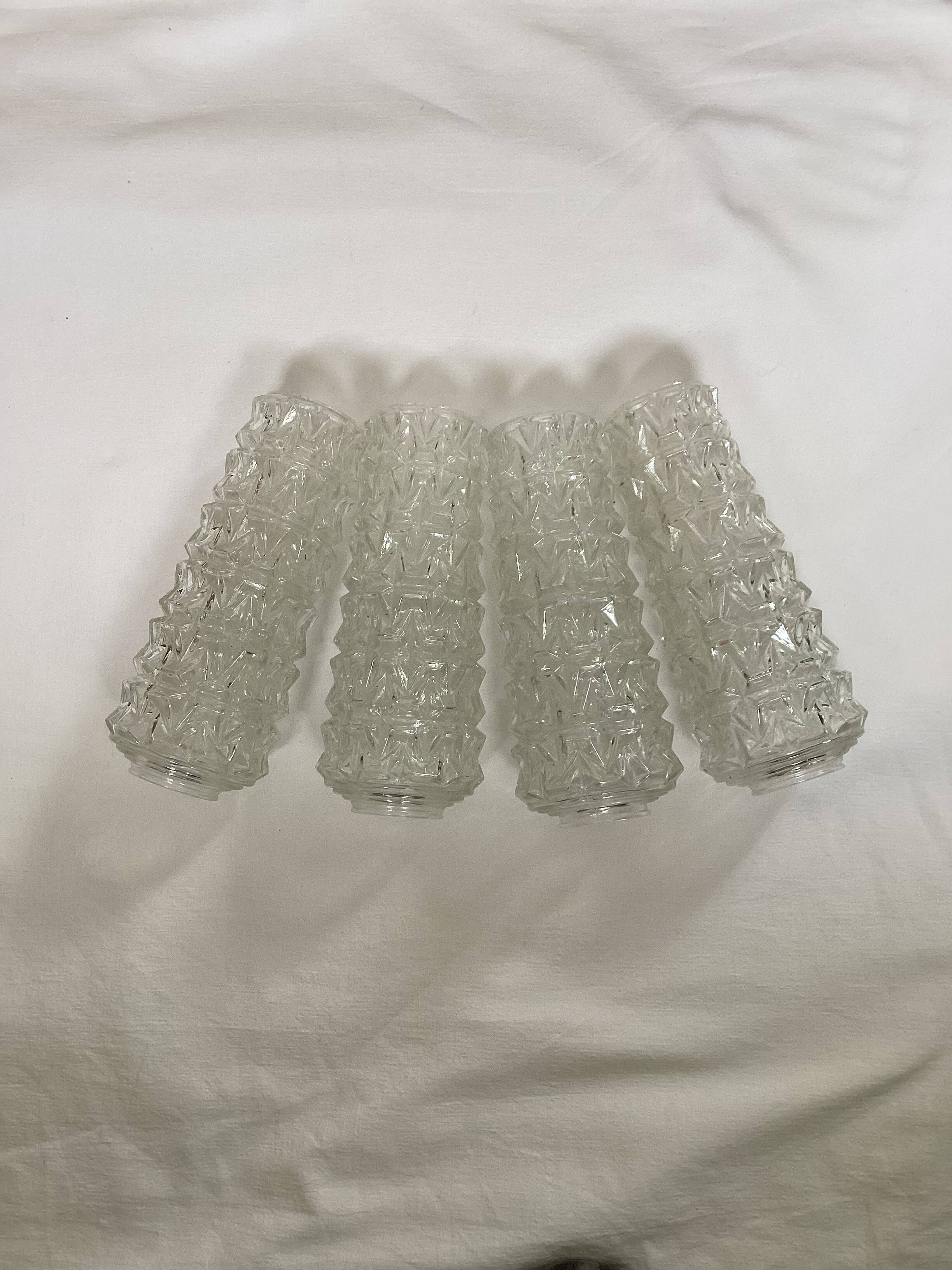 Lot de quatre tulipes en verre pressé vintage dimension : hauteur -20cm- diamètre -5,5cm-