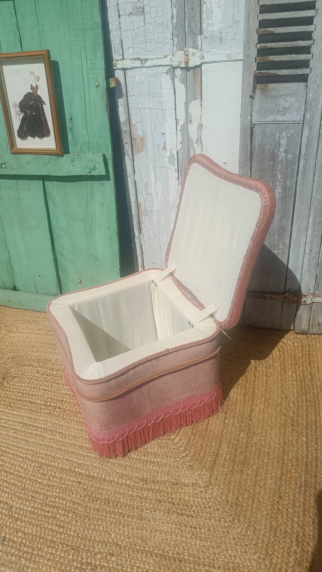 Pouf coffre en velours rose à franges, vers 1950-1960