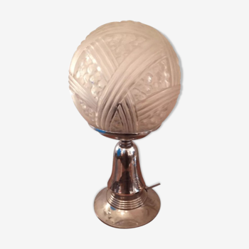 Lampe sur socle en chrome globe boule en verre taillé 1940