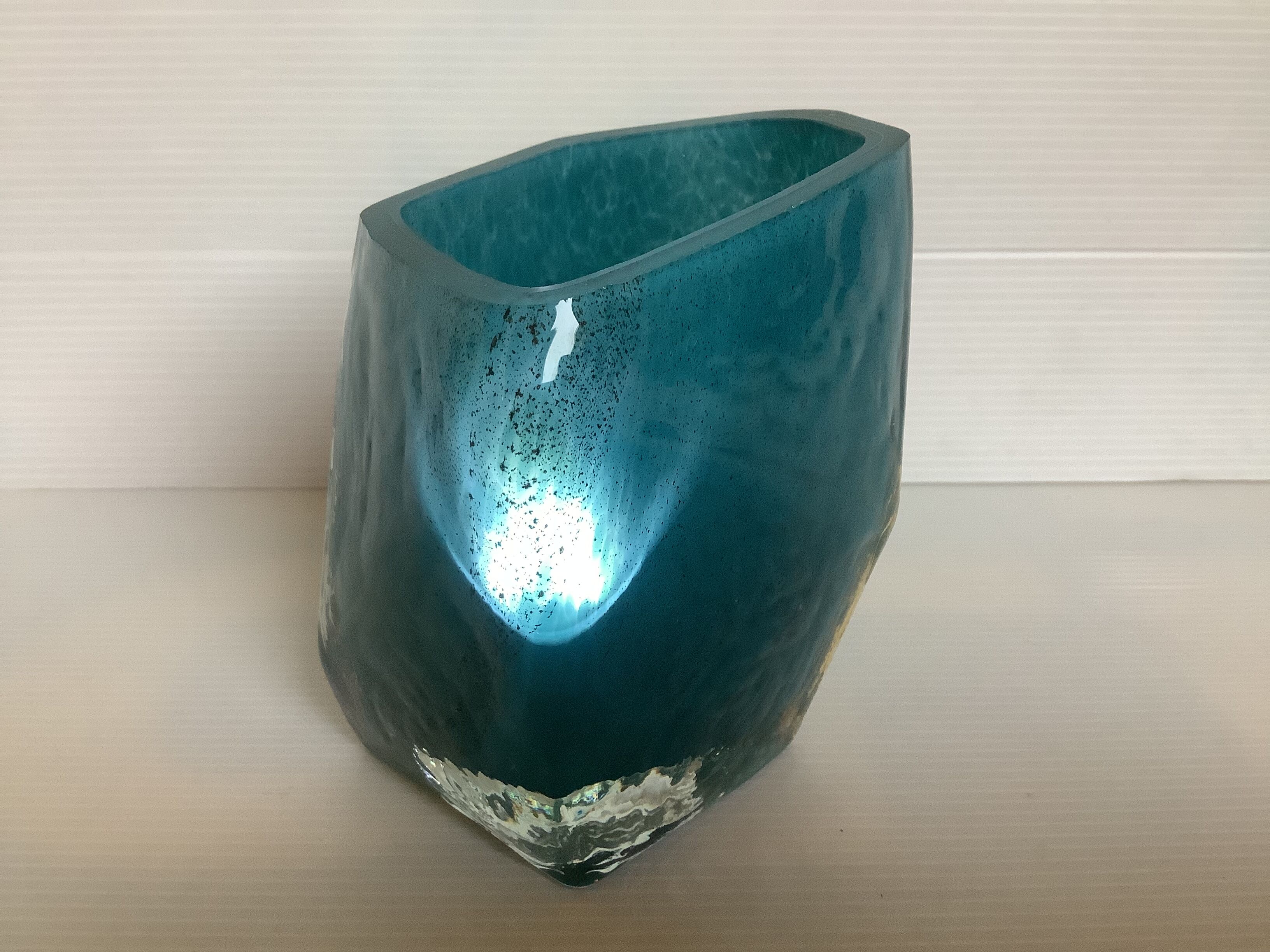 Vase Pentagone bleu et doré pâte de verre