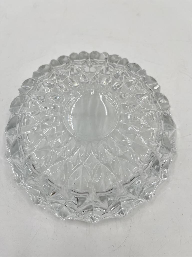 Cendrier rond en verre moulé en relief