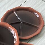 5 flat plates with compartments.