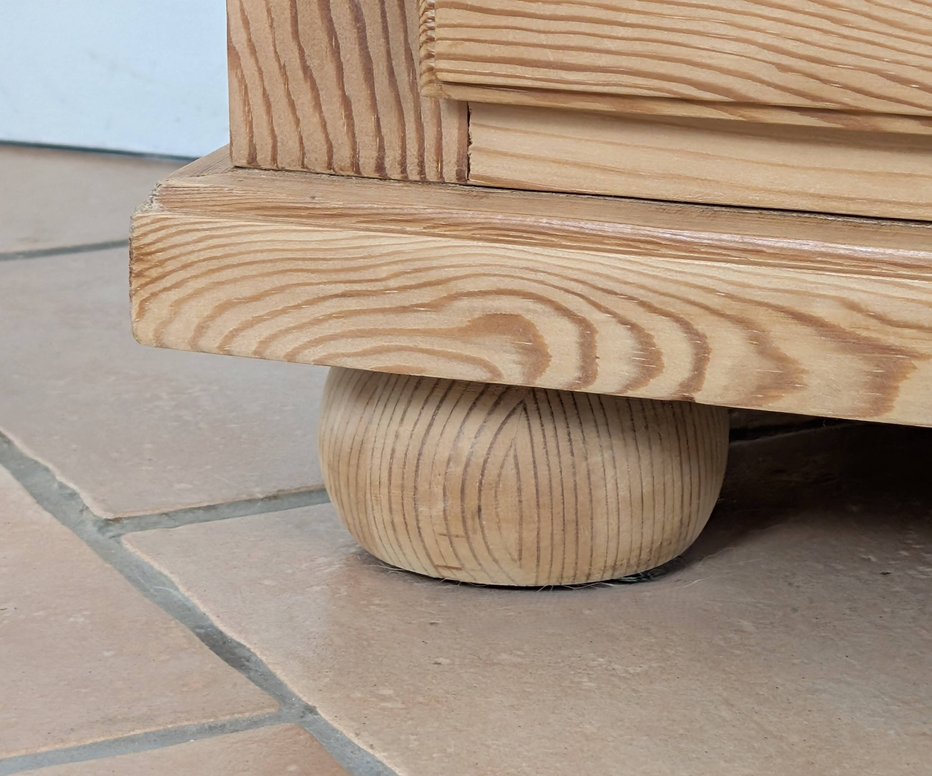 Pine chest of drawers