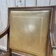 Fauteuil de bureau de style Louis XVI en cuir beige