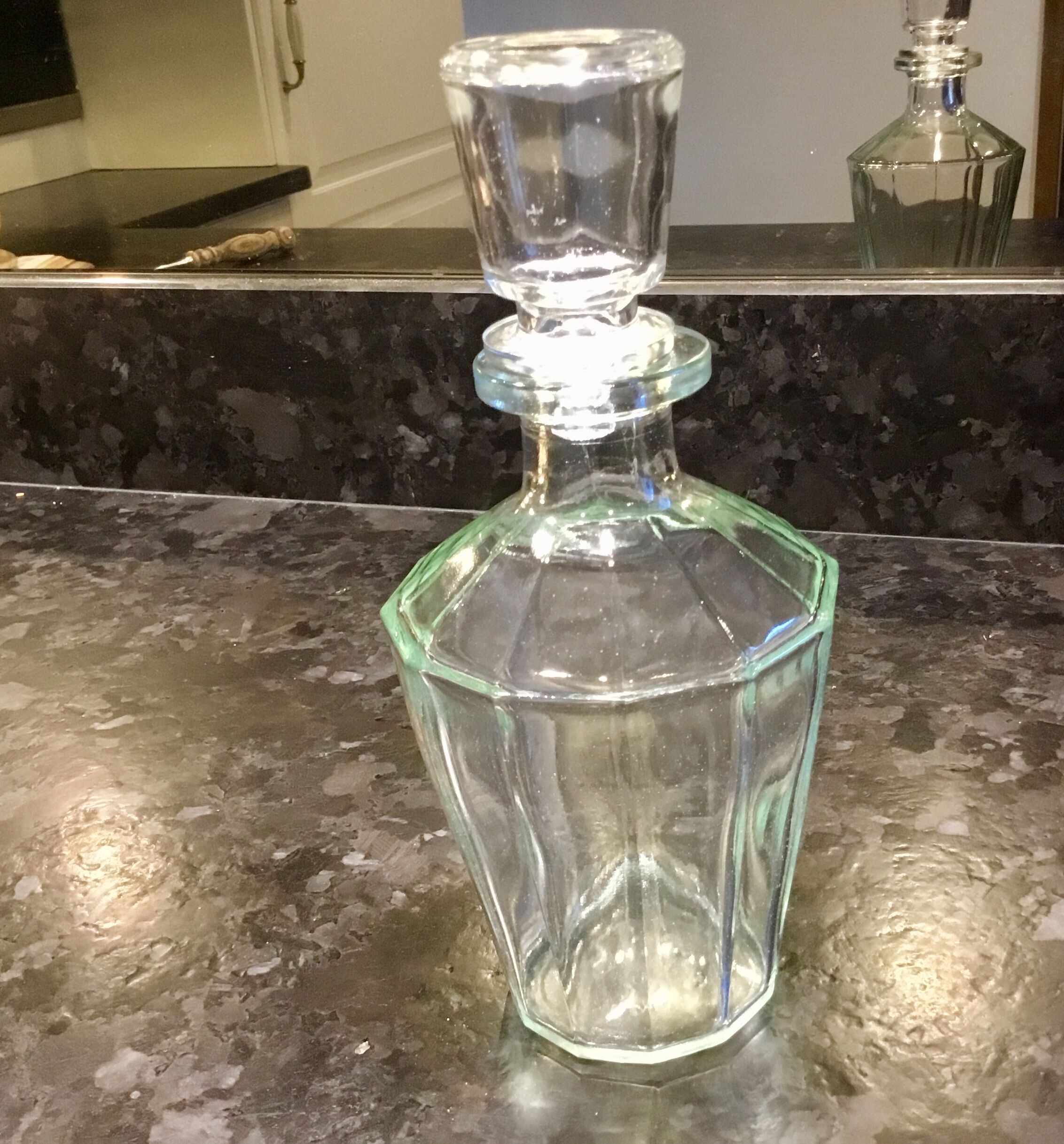 Carafe vintage en verre à 12 pans avec son bouchon