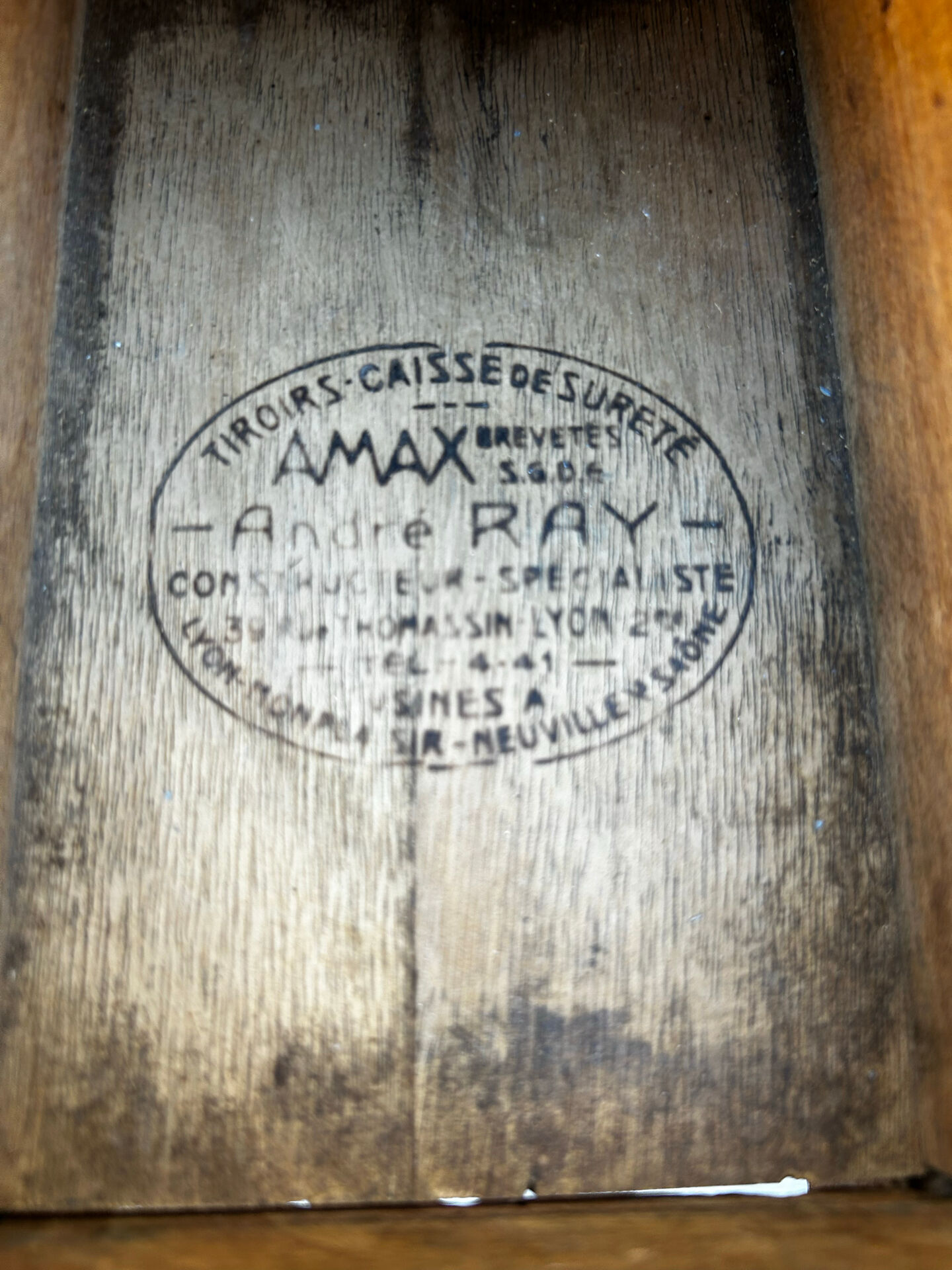 Old trade counter with cash register AMAX André Ray – Lyon