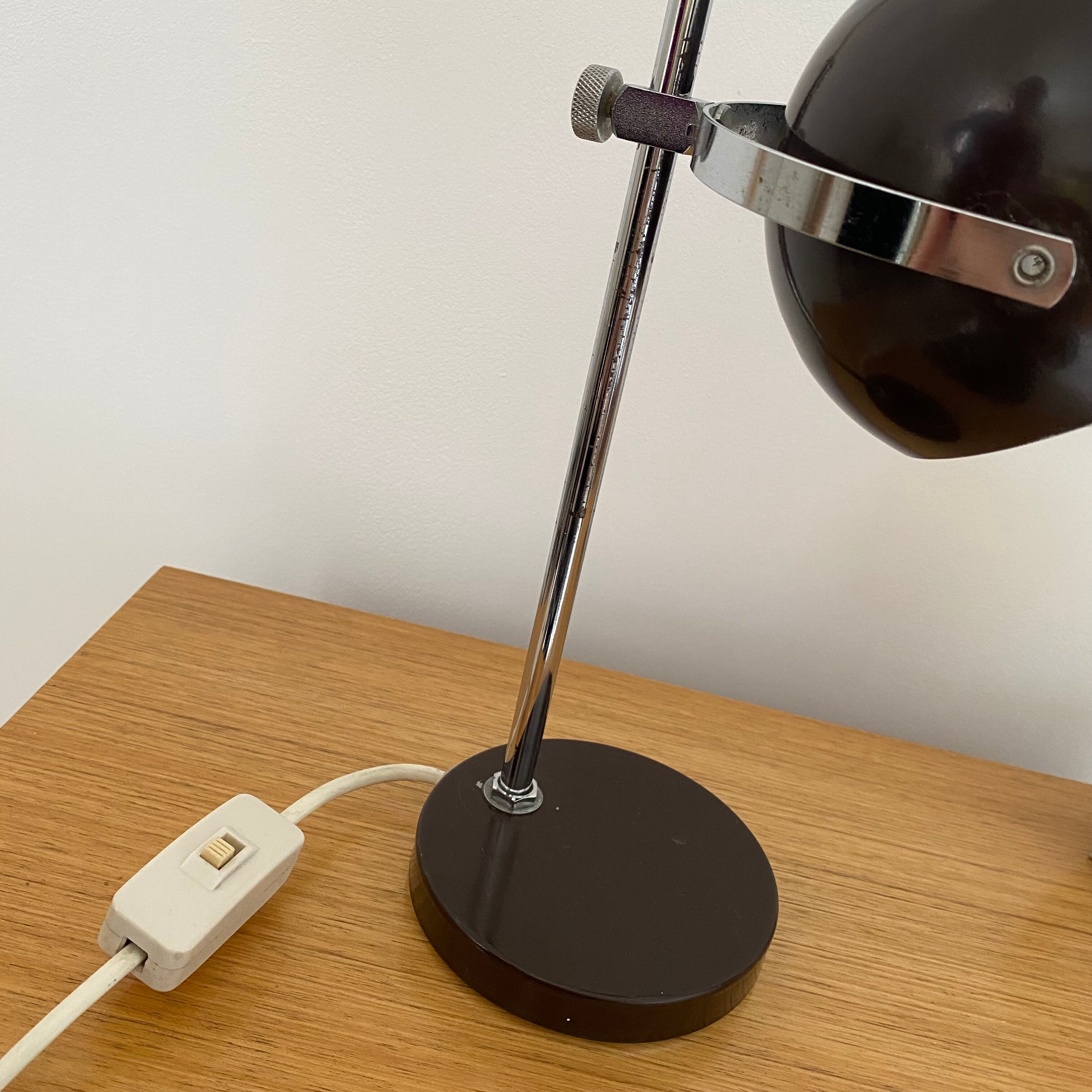Eyeball desk lamp