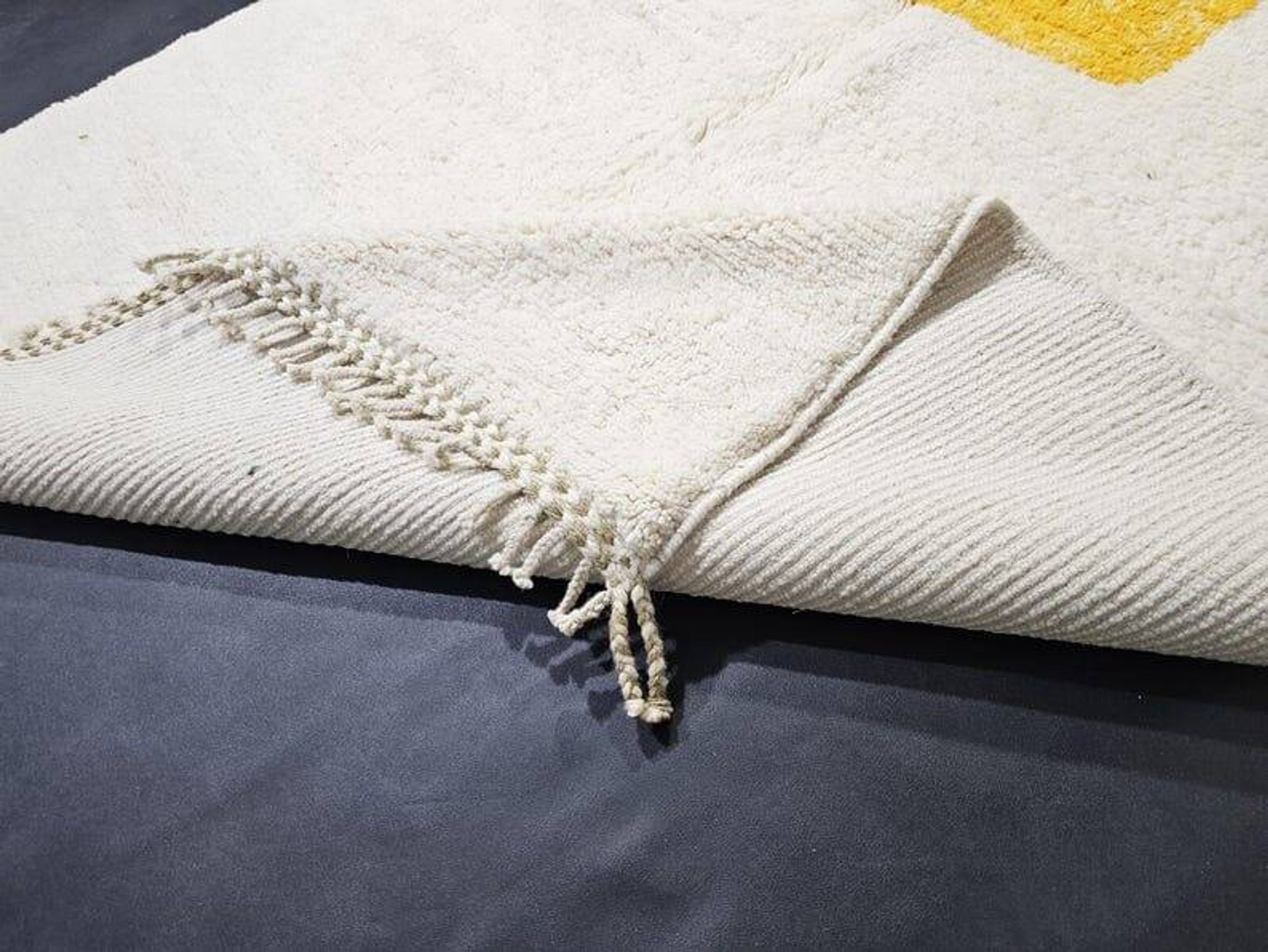 Moroccan Berber rug made of Oued Zam wool, size 150 x 250 cm.