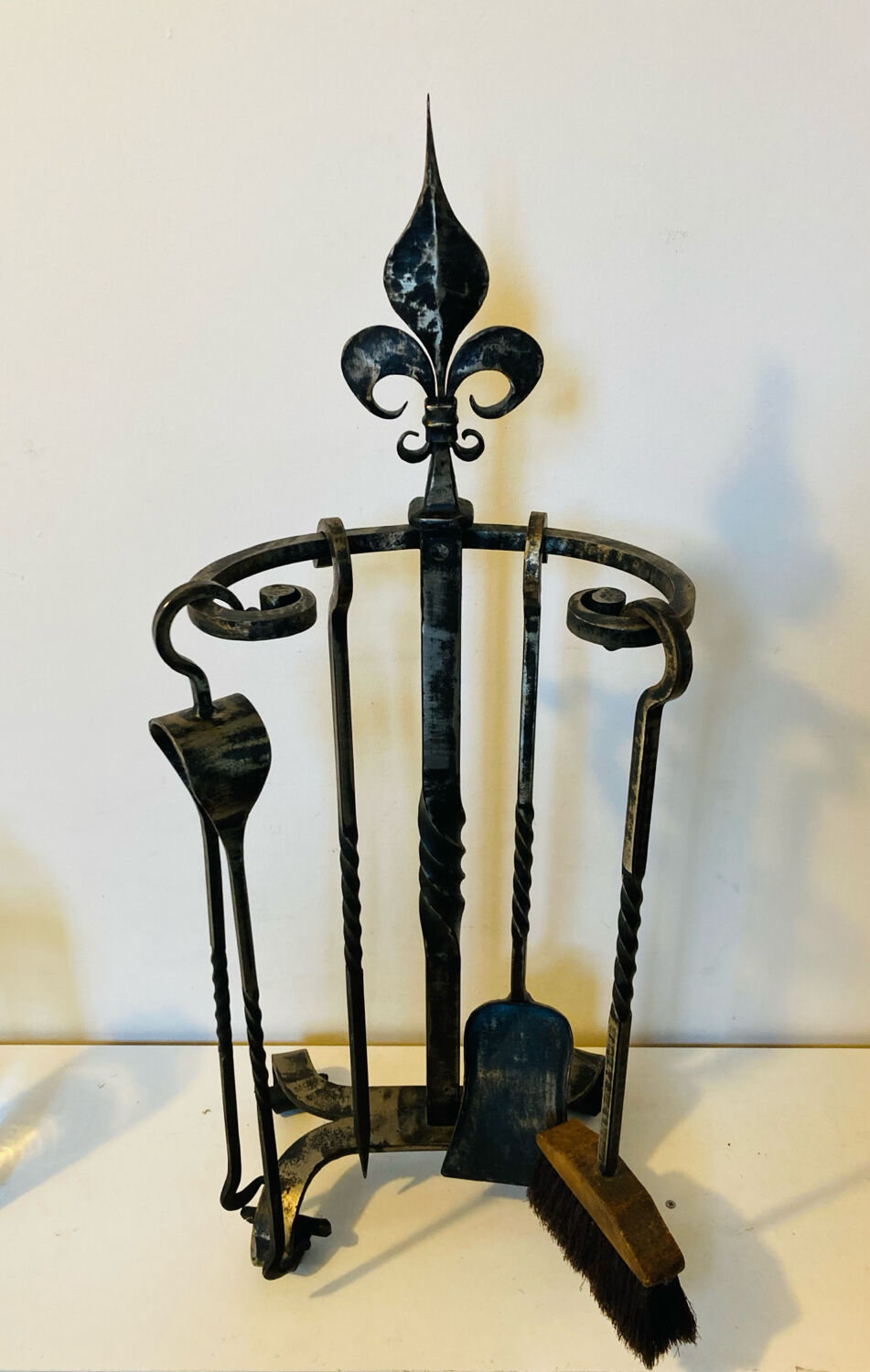 Accessoires de cheminée époque milieu XXe en fer forgé fleur de LYS
