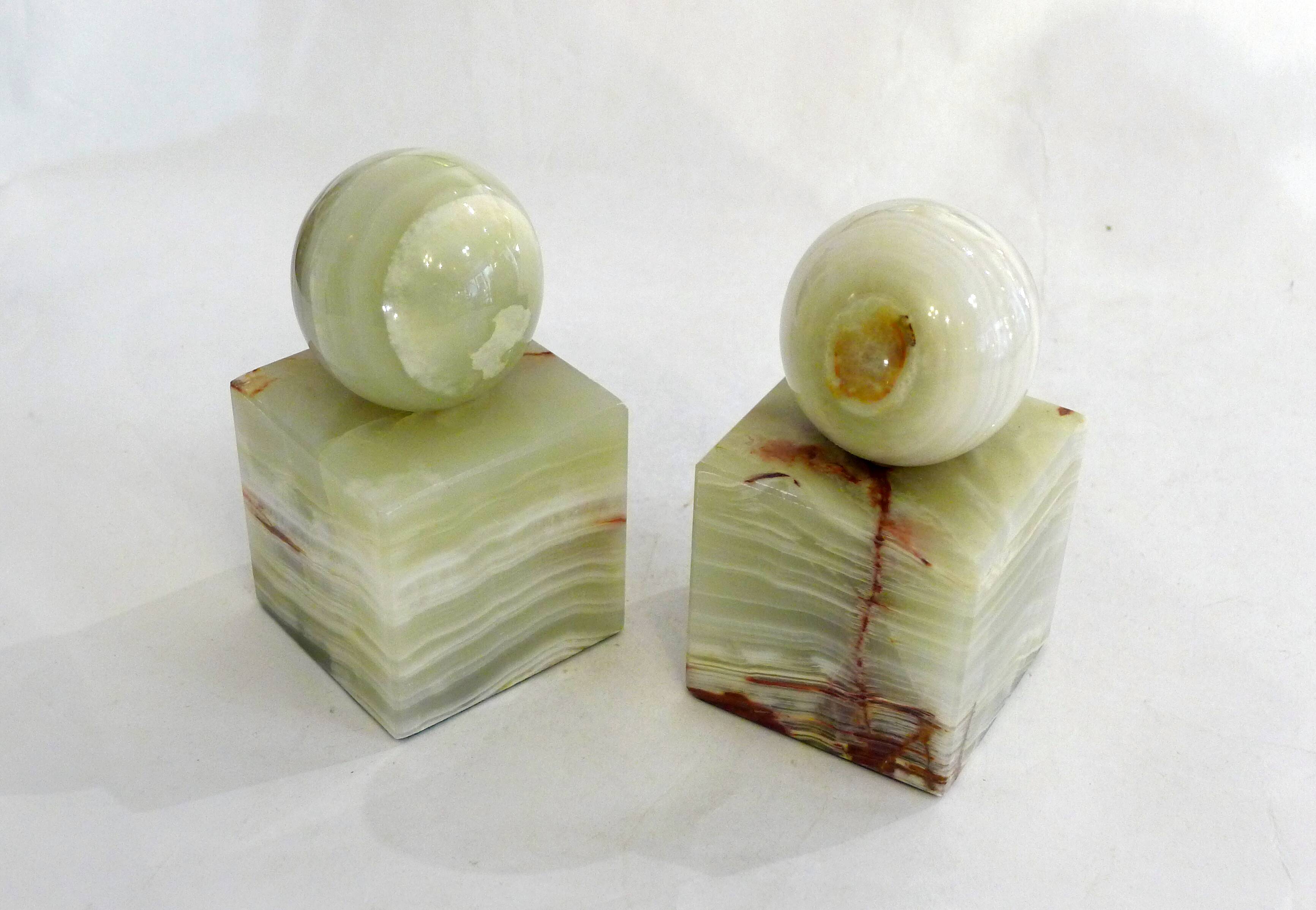 Pair of sculptural mid-century bookends in Onyx, Italy.