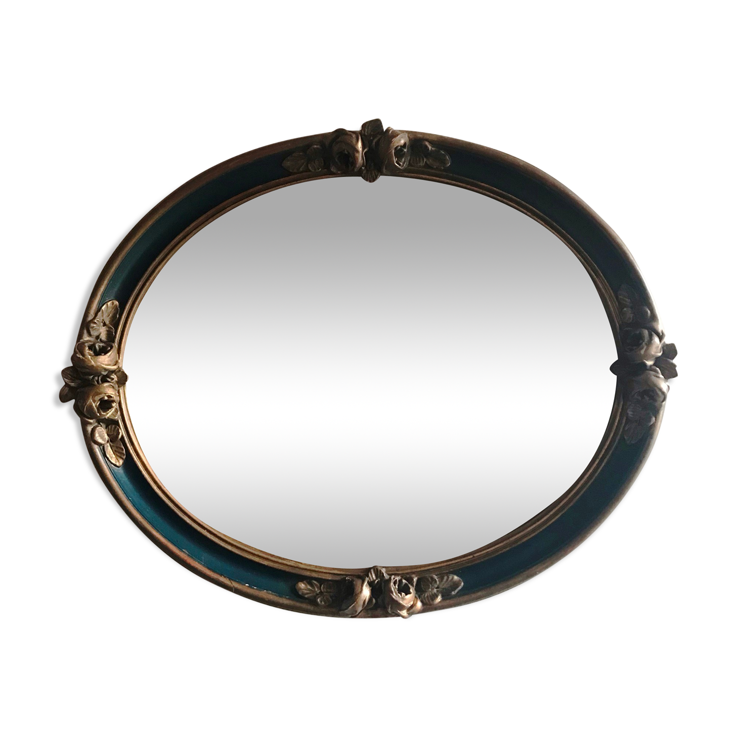 Oval frame decorated with 19th century flowers