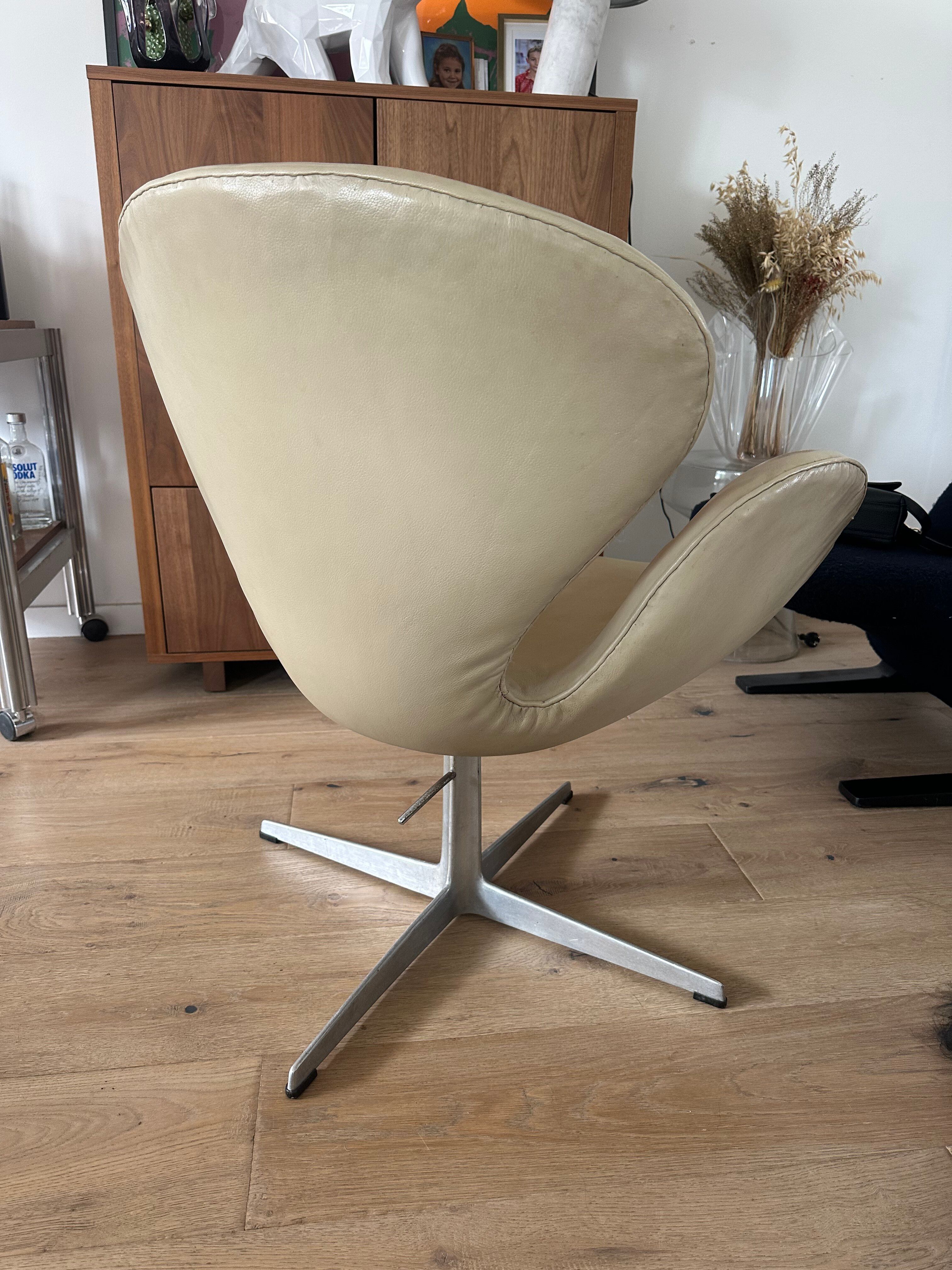 Swan Chair Arne Jacobsen first edition Fritz Hansen 1960s