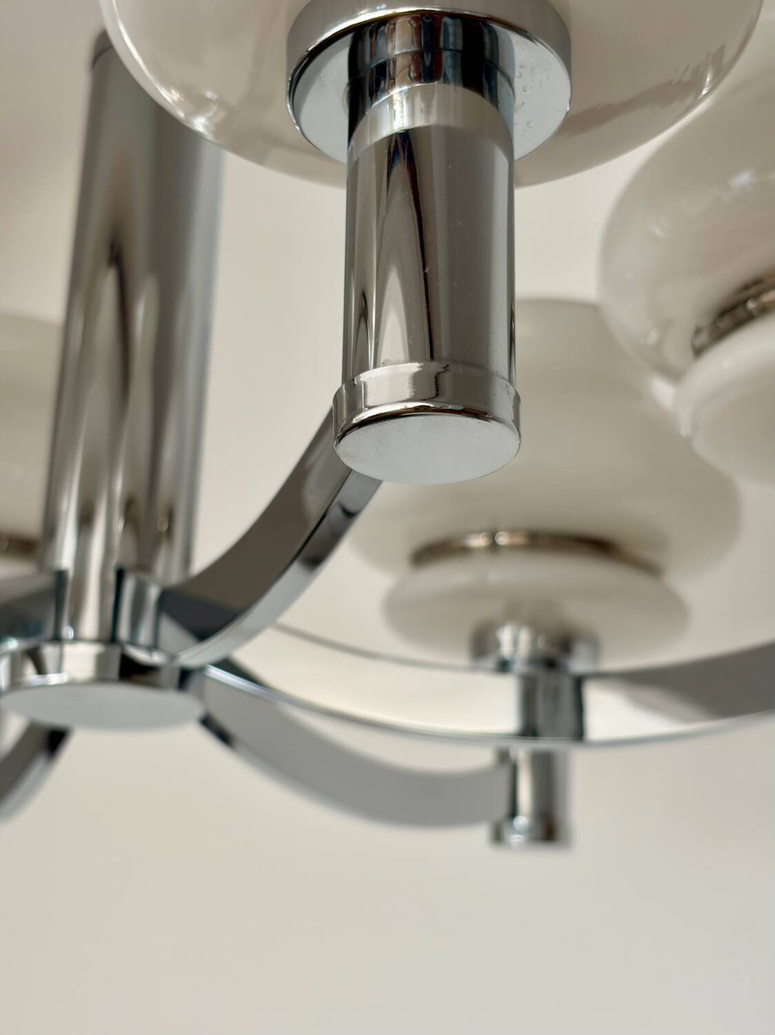 Chrome and opaline lustre