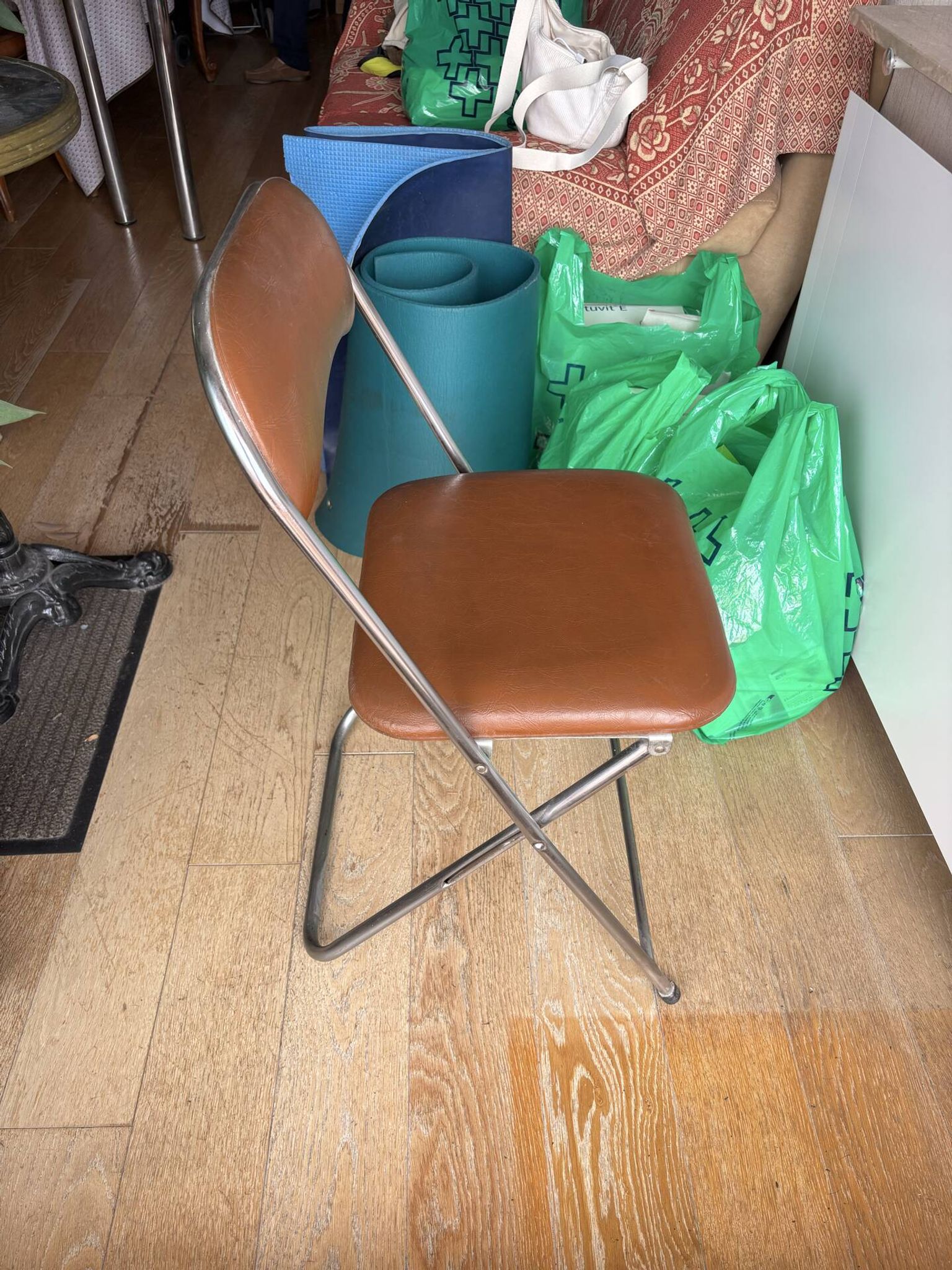 Brown folding chair in vinyl and steel