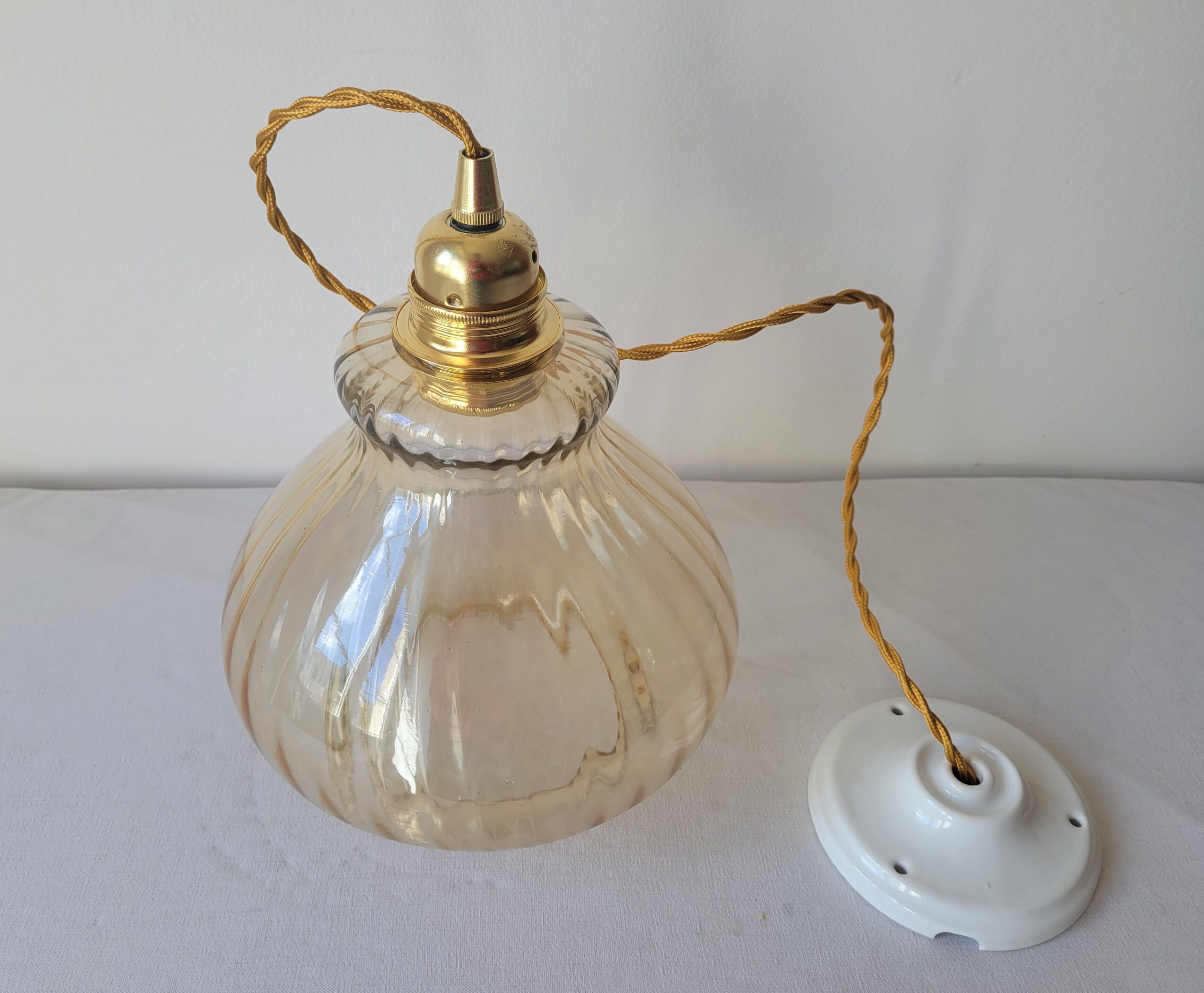 Suspension en verre fumé strié