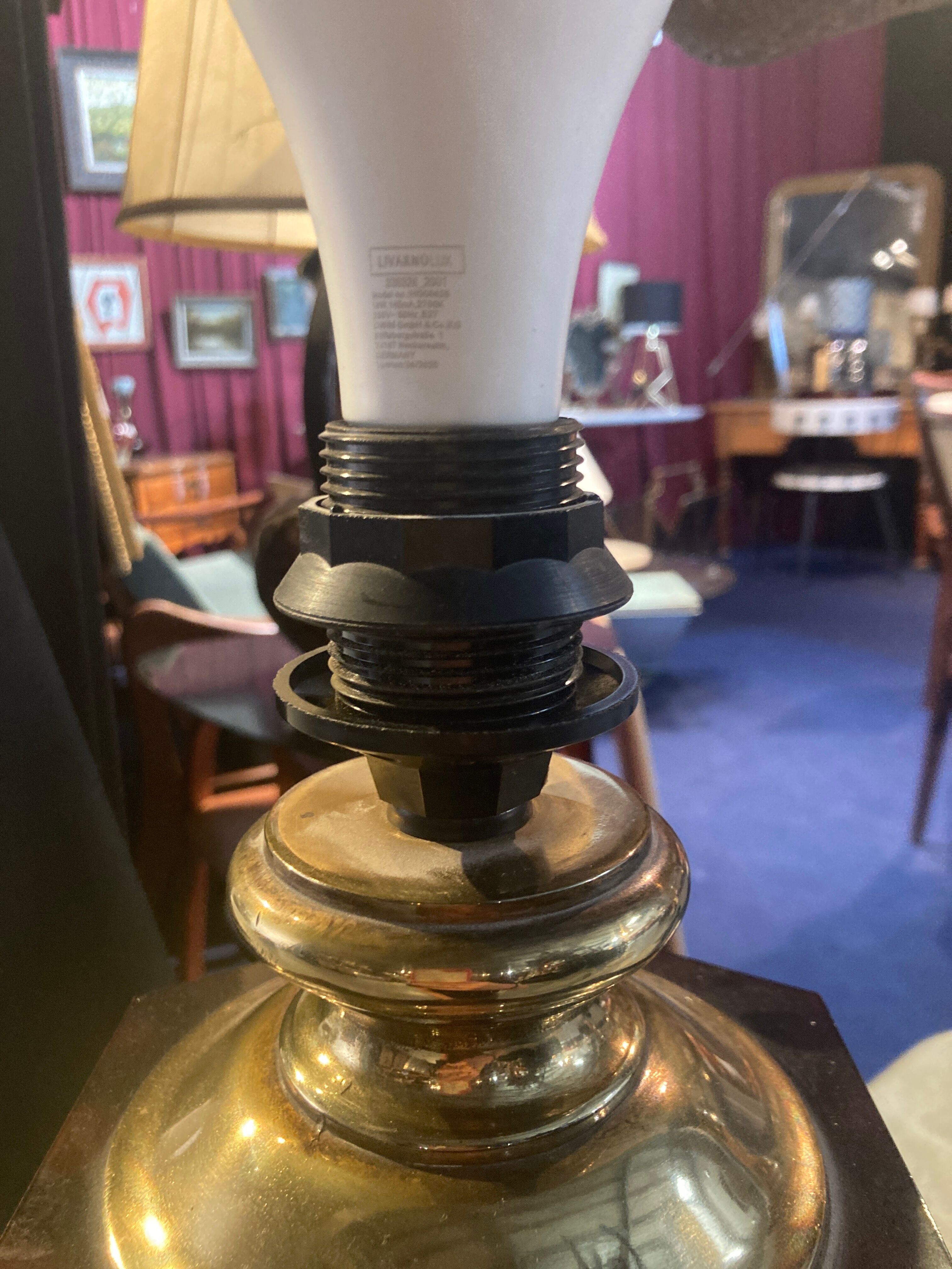 Chic table lamp with lampshade