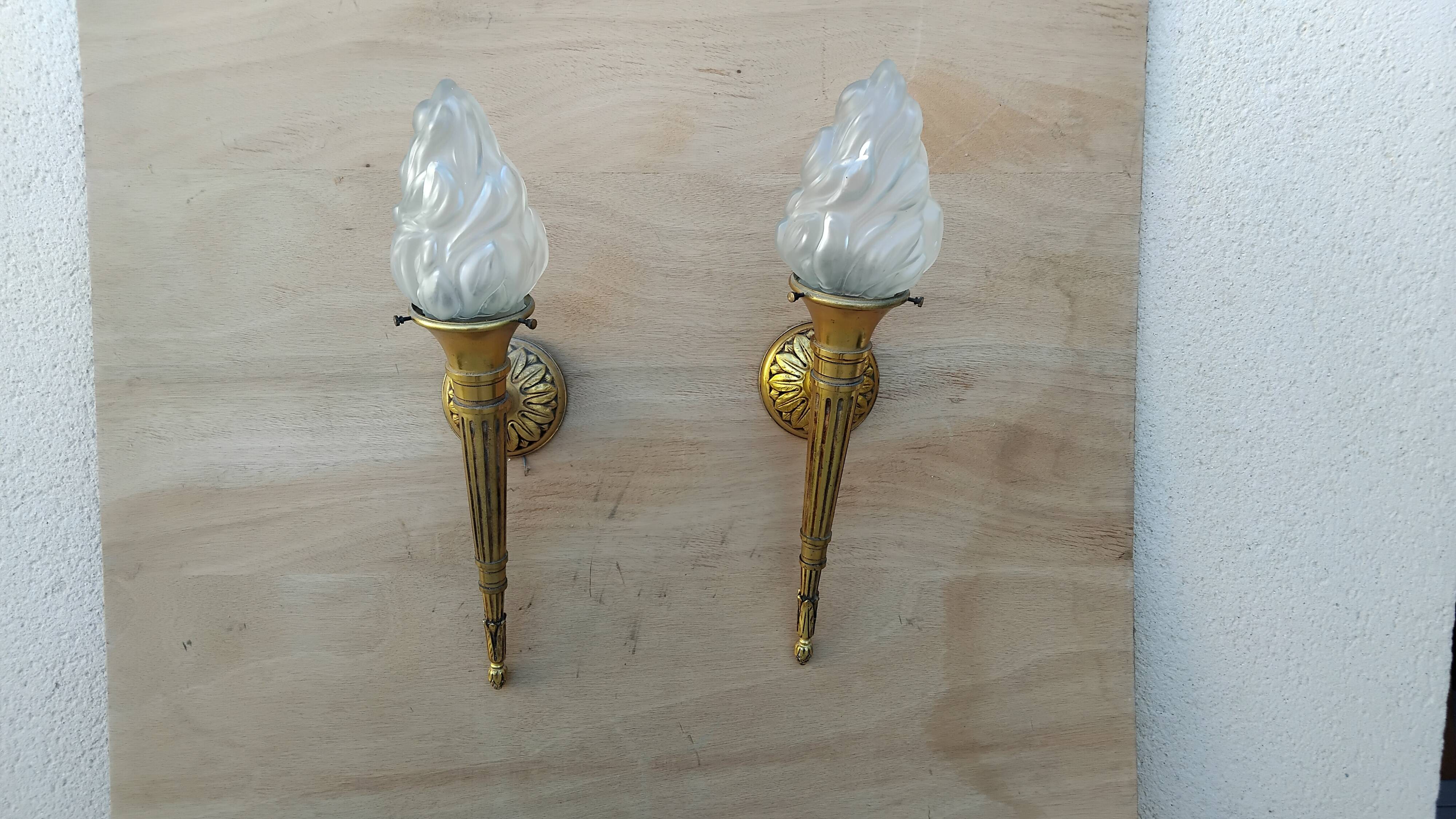Paire d'appliques flambeau vintage en bronze
