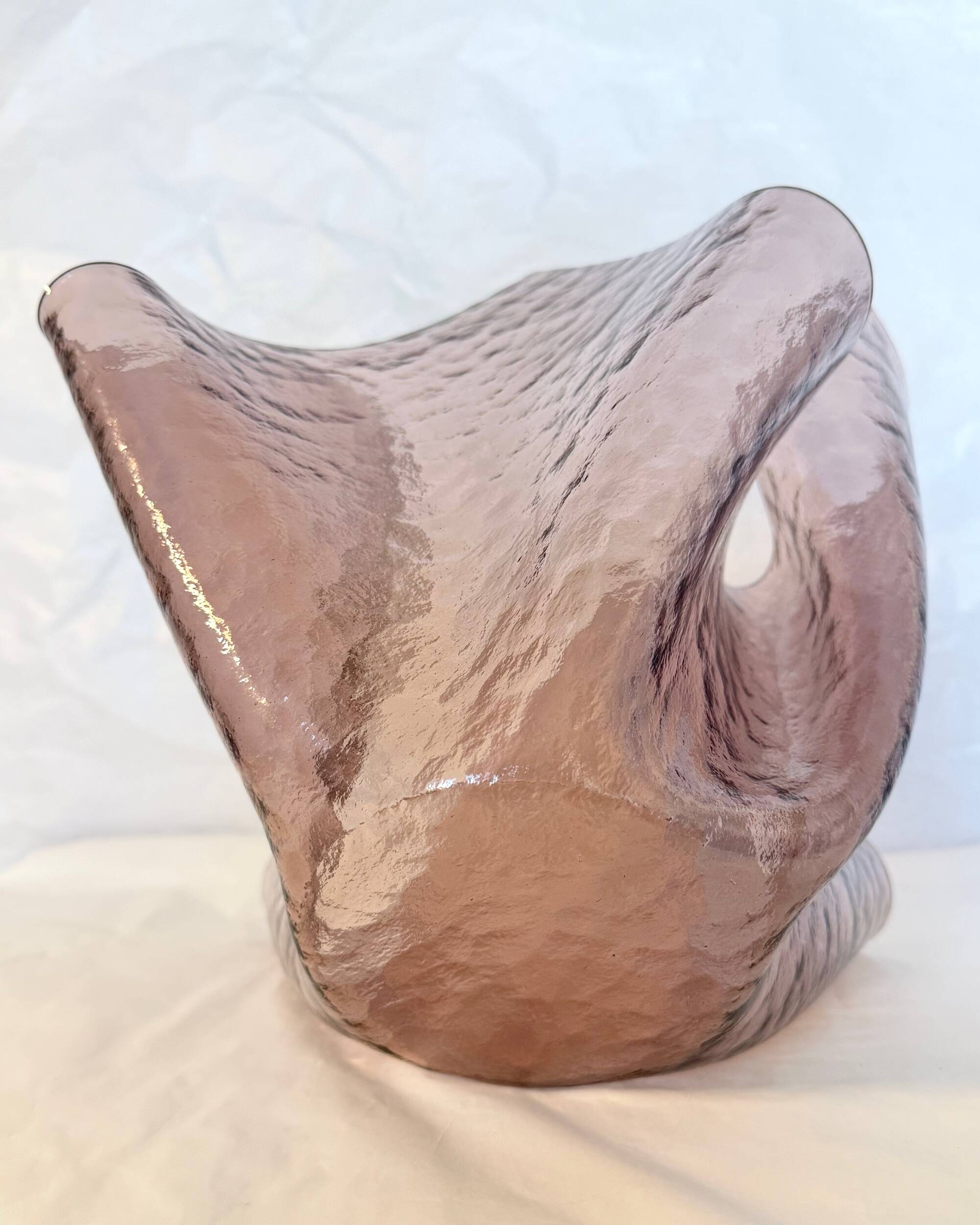 Vase en verre rose ancien "Cartoccio" dans le style de Fontana Arte, années 1980.