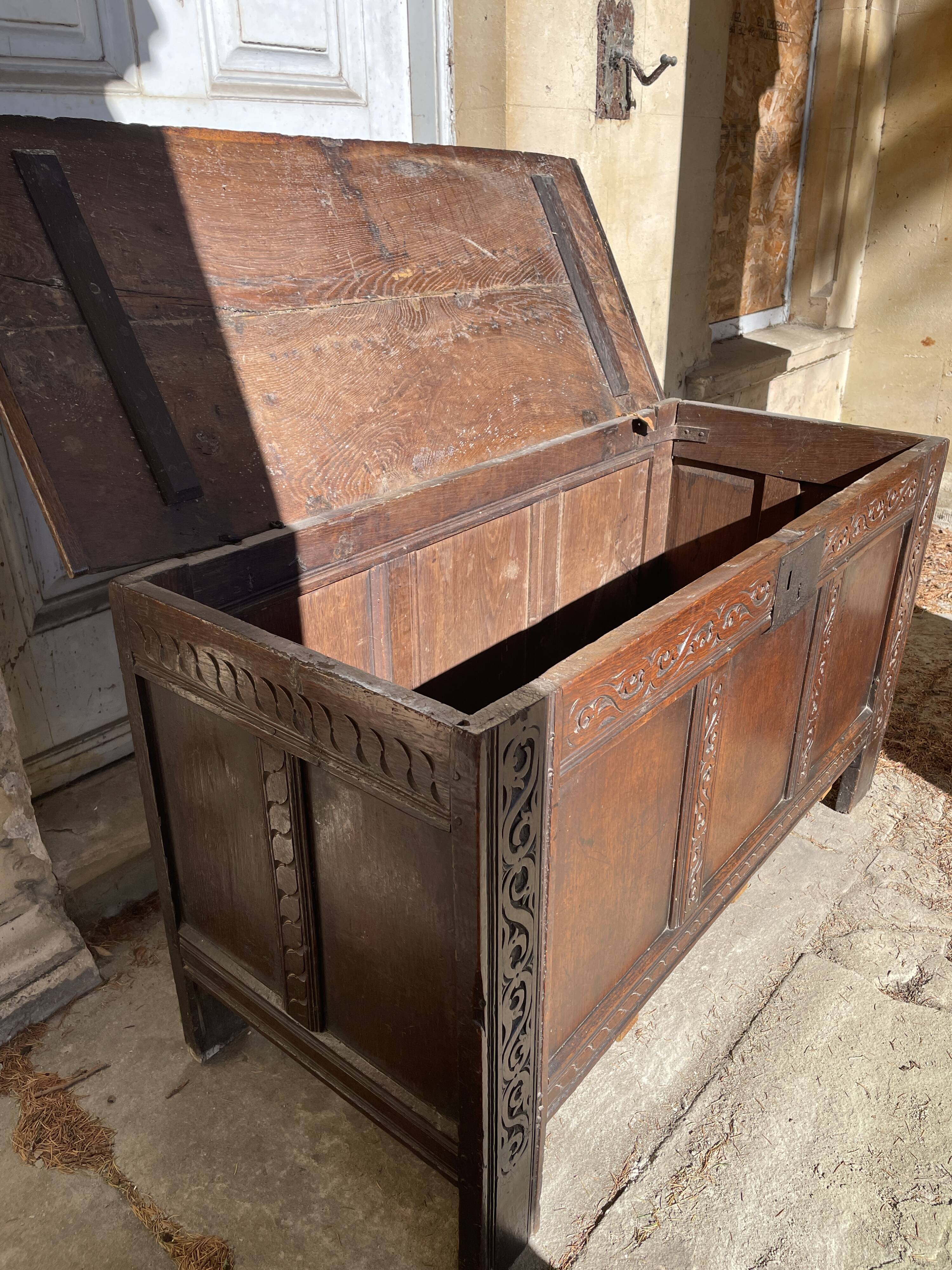 Grand coffre en chêne sculpté du 17ème siècle / coffre à couvertures vernaculaire