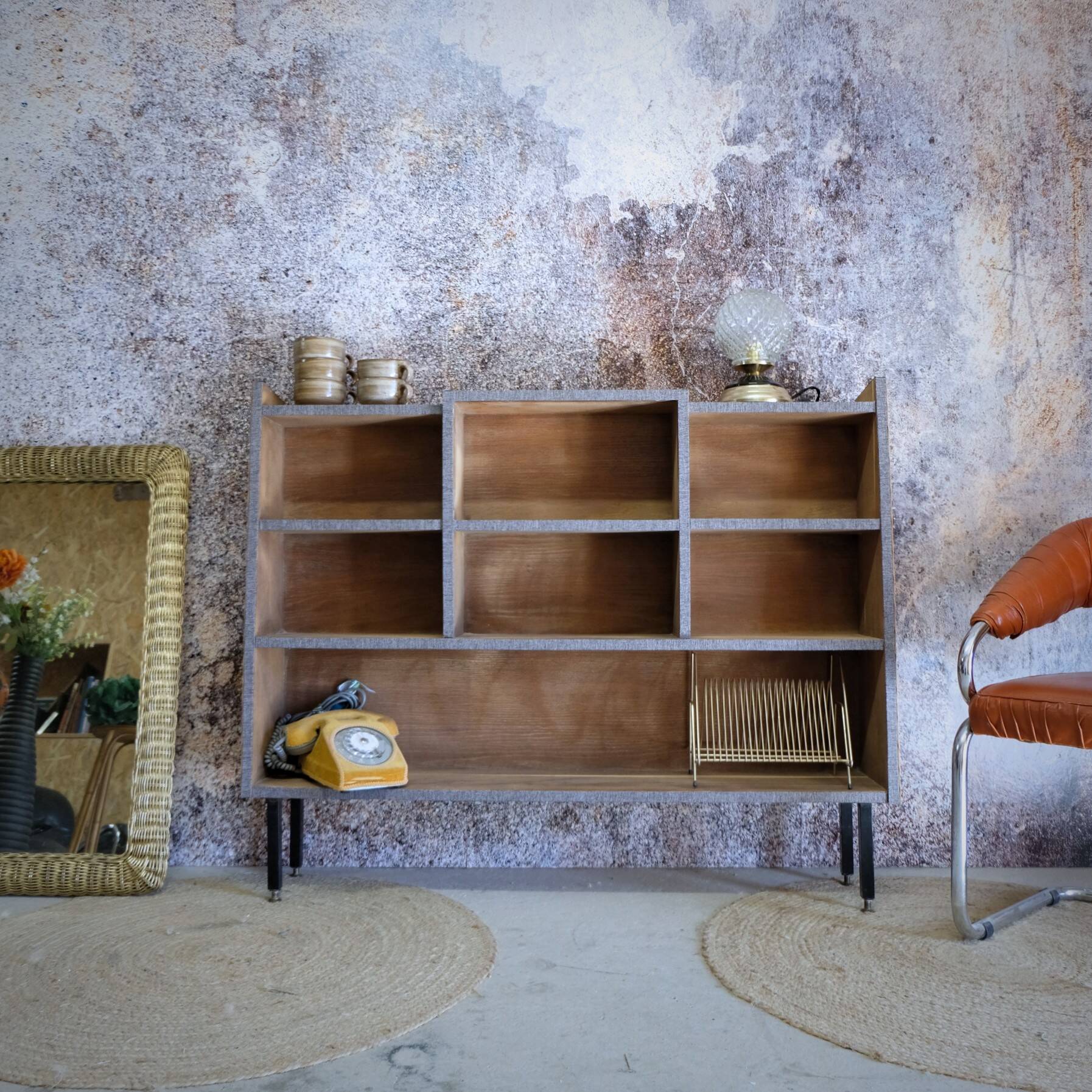 Asymmetrical shelf with lockers on feet