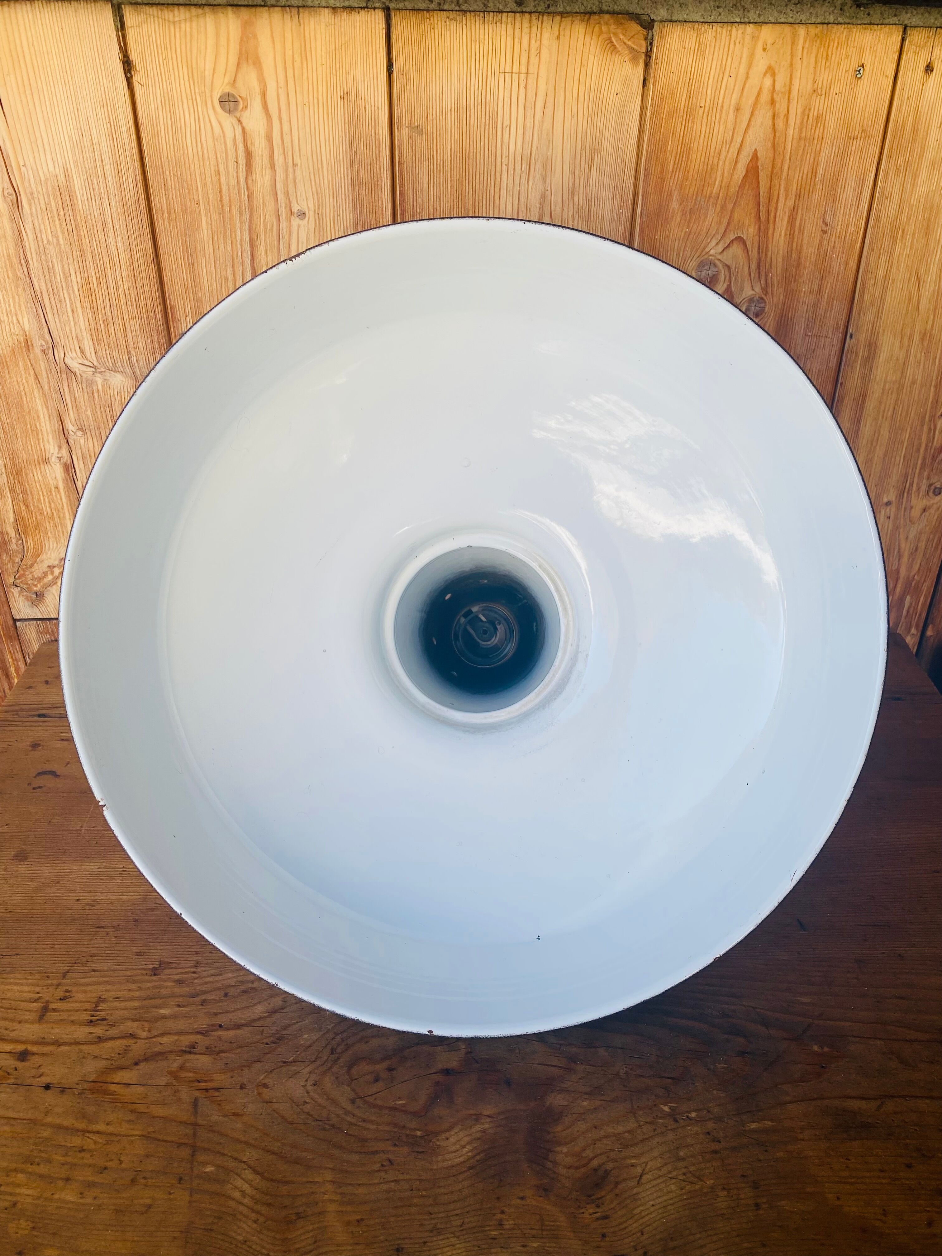 Workshop suspension in blue enamelled sheet metal white interior