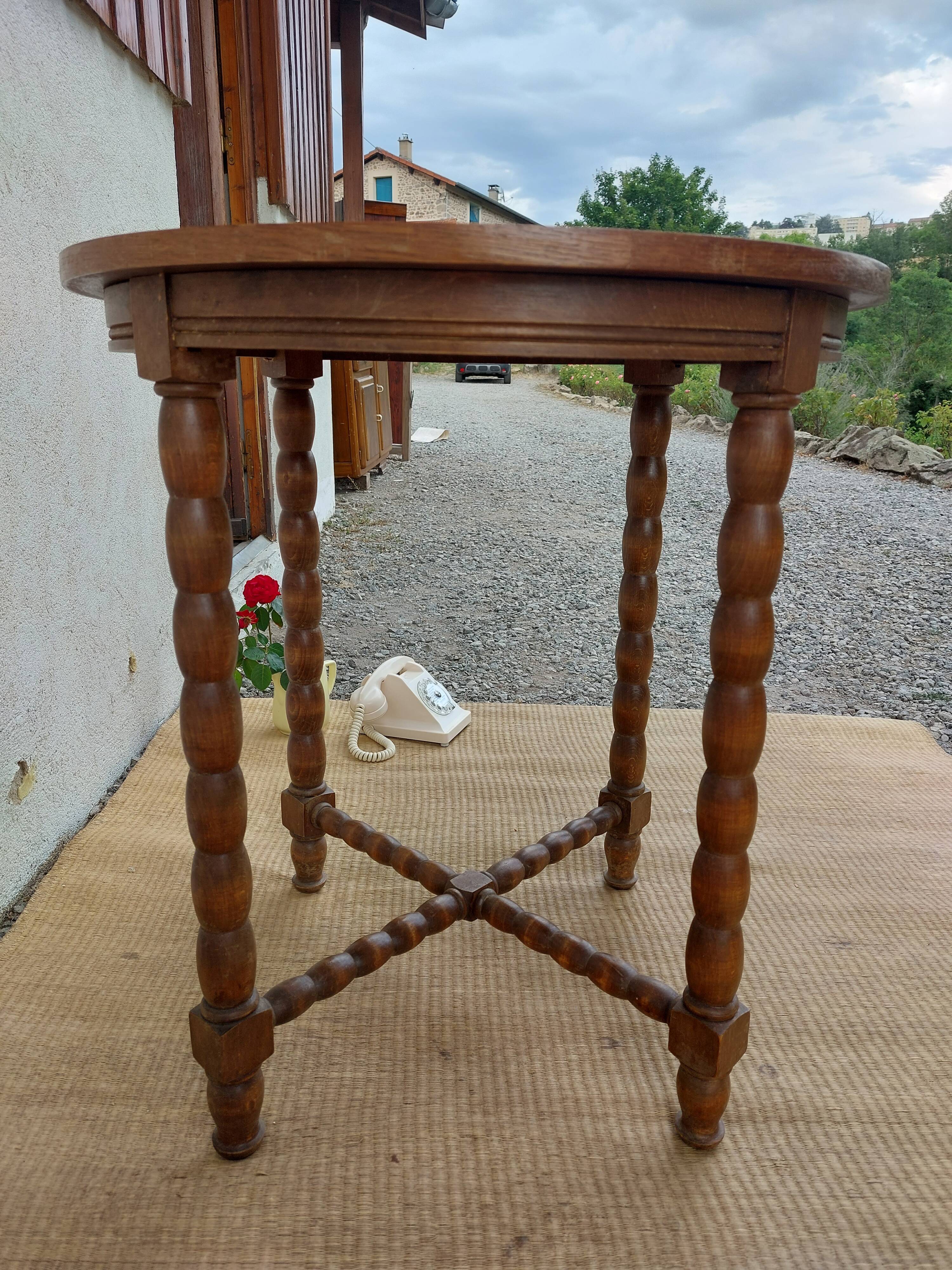 Round table, turned wooden legs